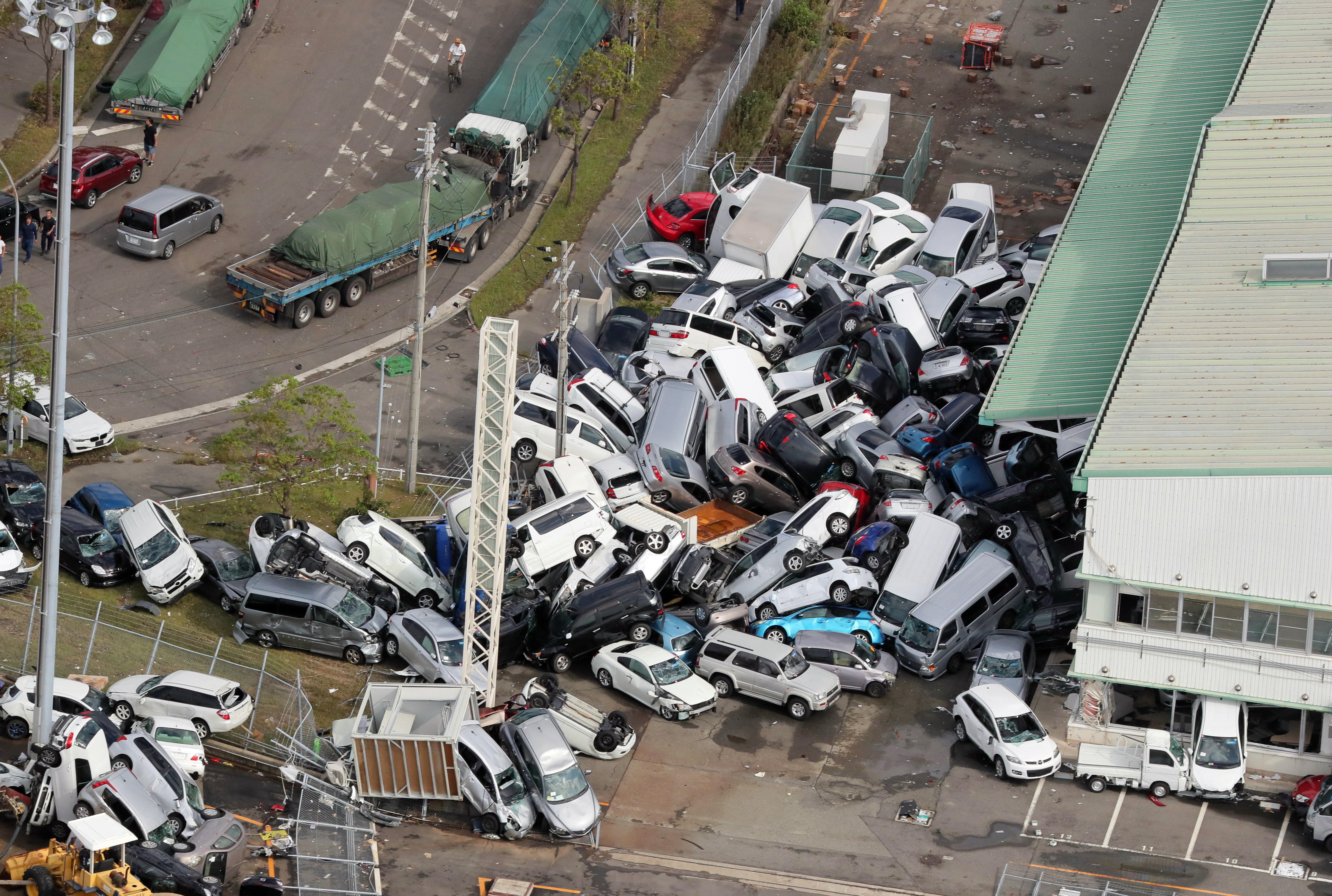 Fotografía de vehículos apilados luego del paso del tifón Jebi, en Kobe (Japón).