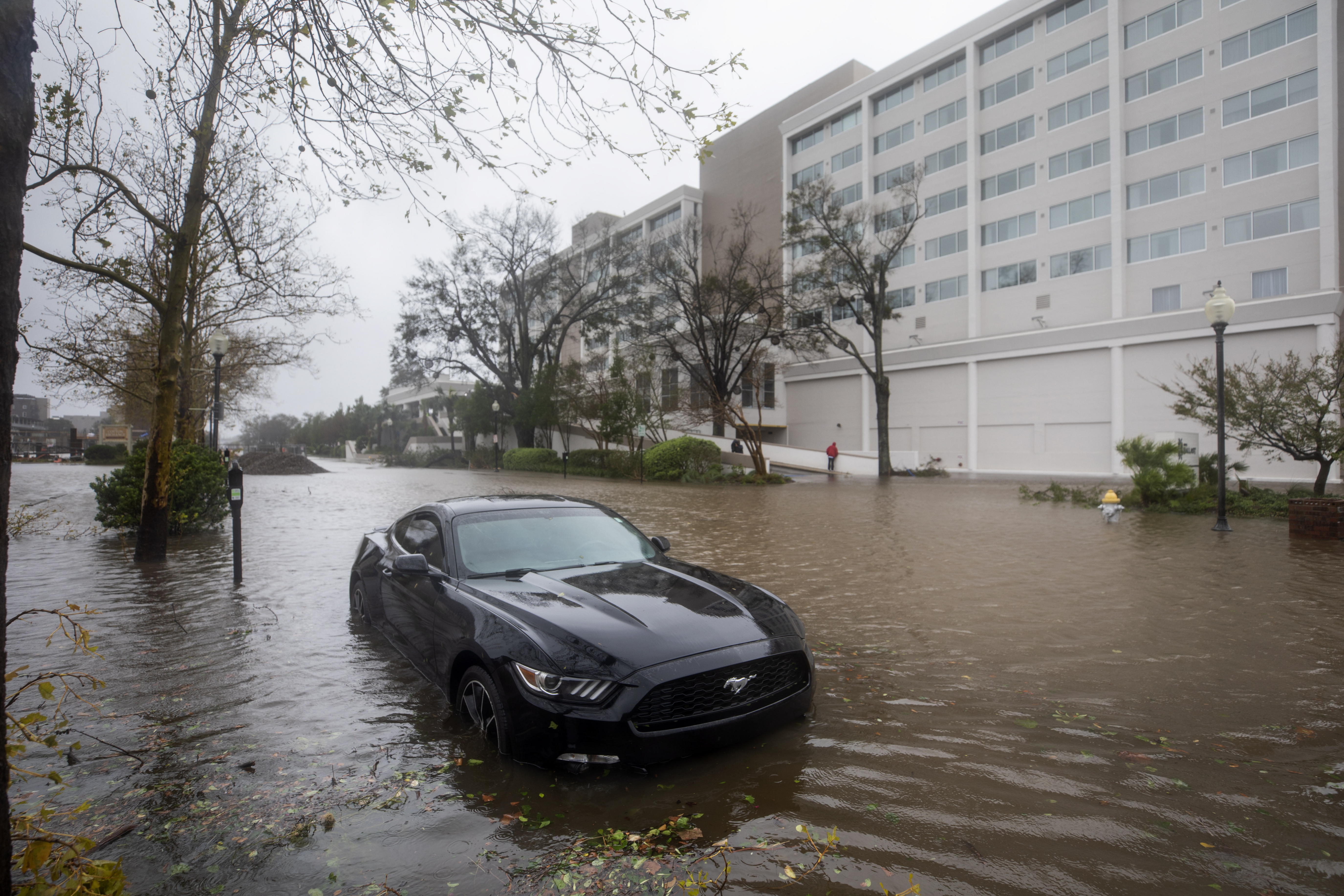 El huracán Florence sigue amenazando con fuertes vientos e inundaciones la costa de Estados Unidos