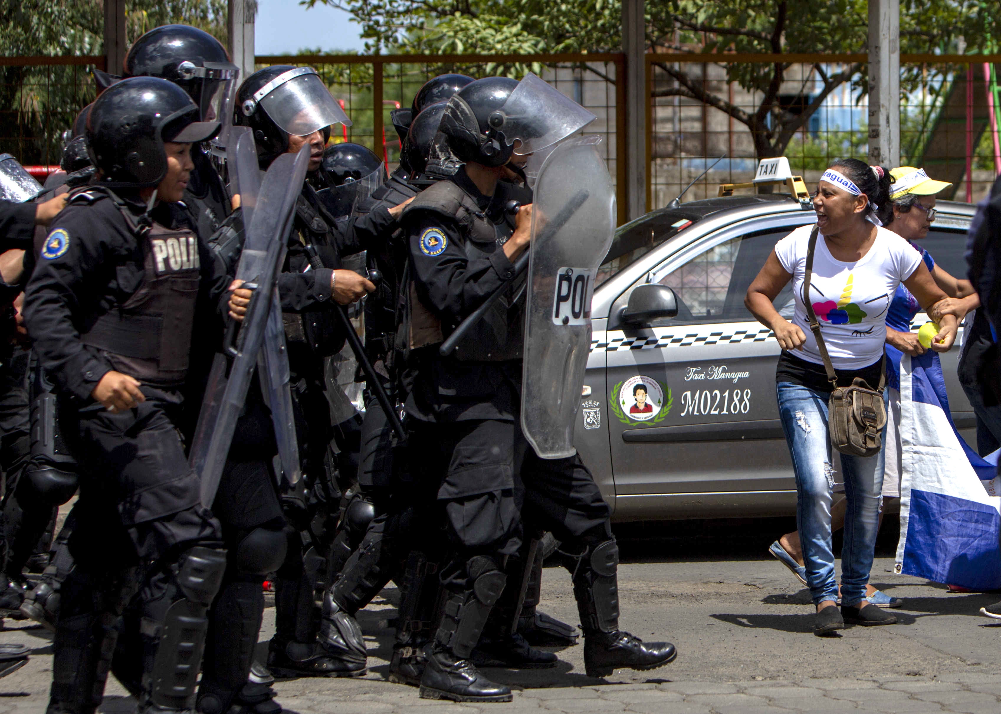 Miembros de la policía nacional bloquean marcha opositora “Somos la Voz de los Presos Políticos”. (EFE/Jorge Torres)