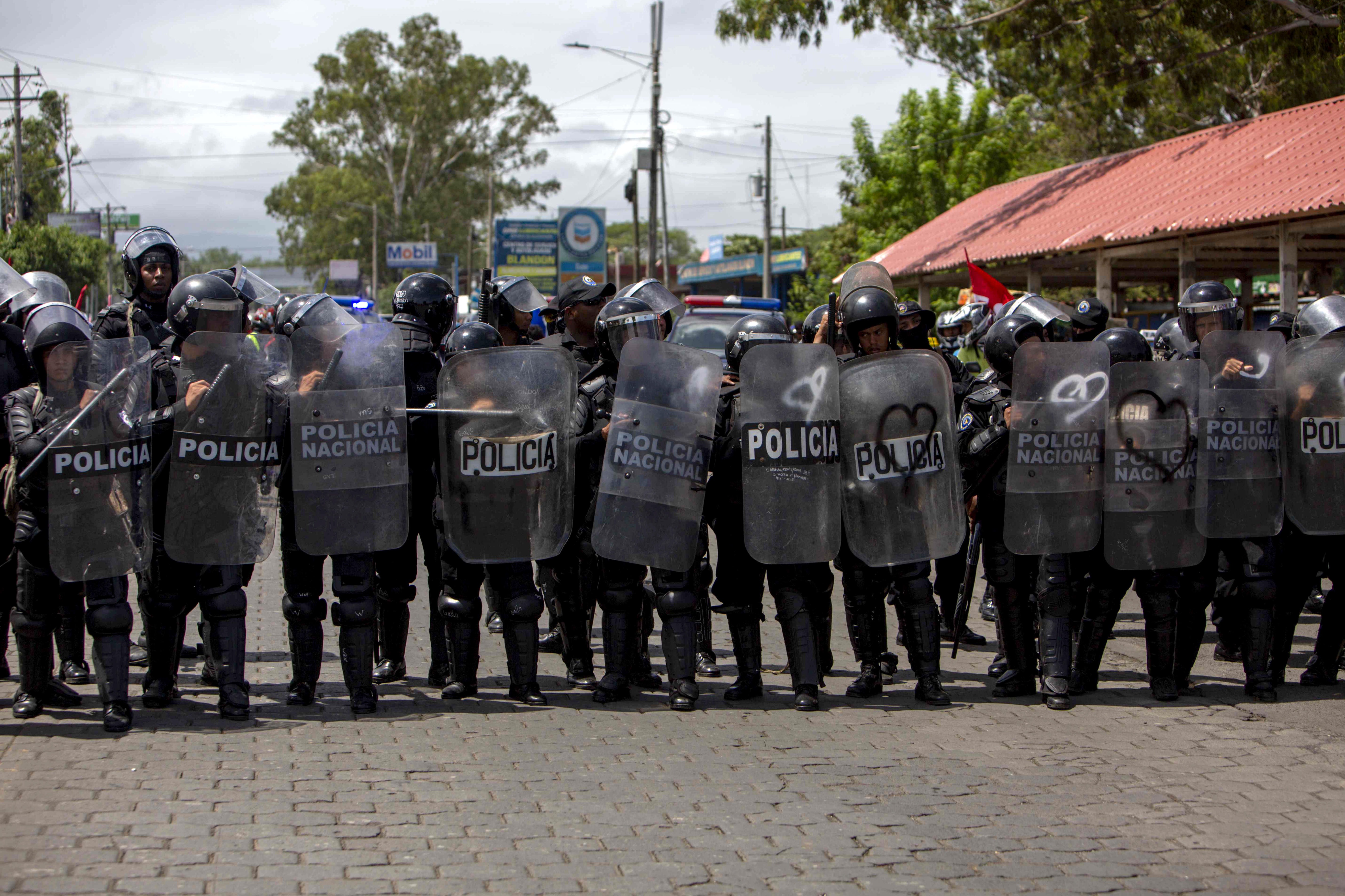 Miembros de la policía nacional bloquean marcha opositora “Somos la Voz de los Presos Políticos”. (EFE/Jorge Torres)