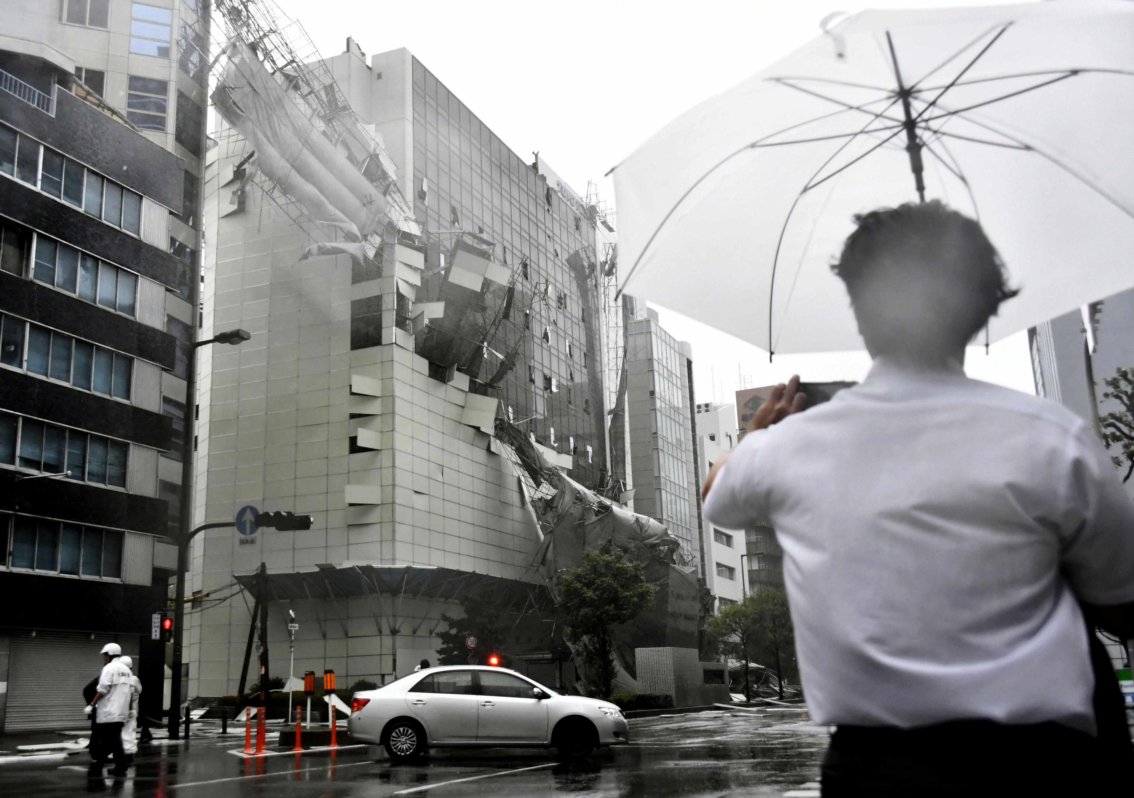 El paso del tifón destruyó la fachada de edificios en Osaka. (Nobuki Ito/Kyodo News via AP)