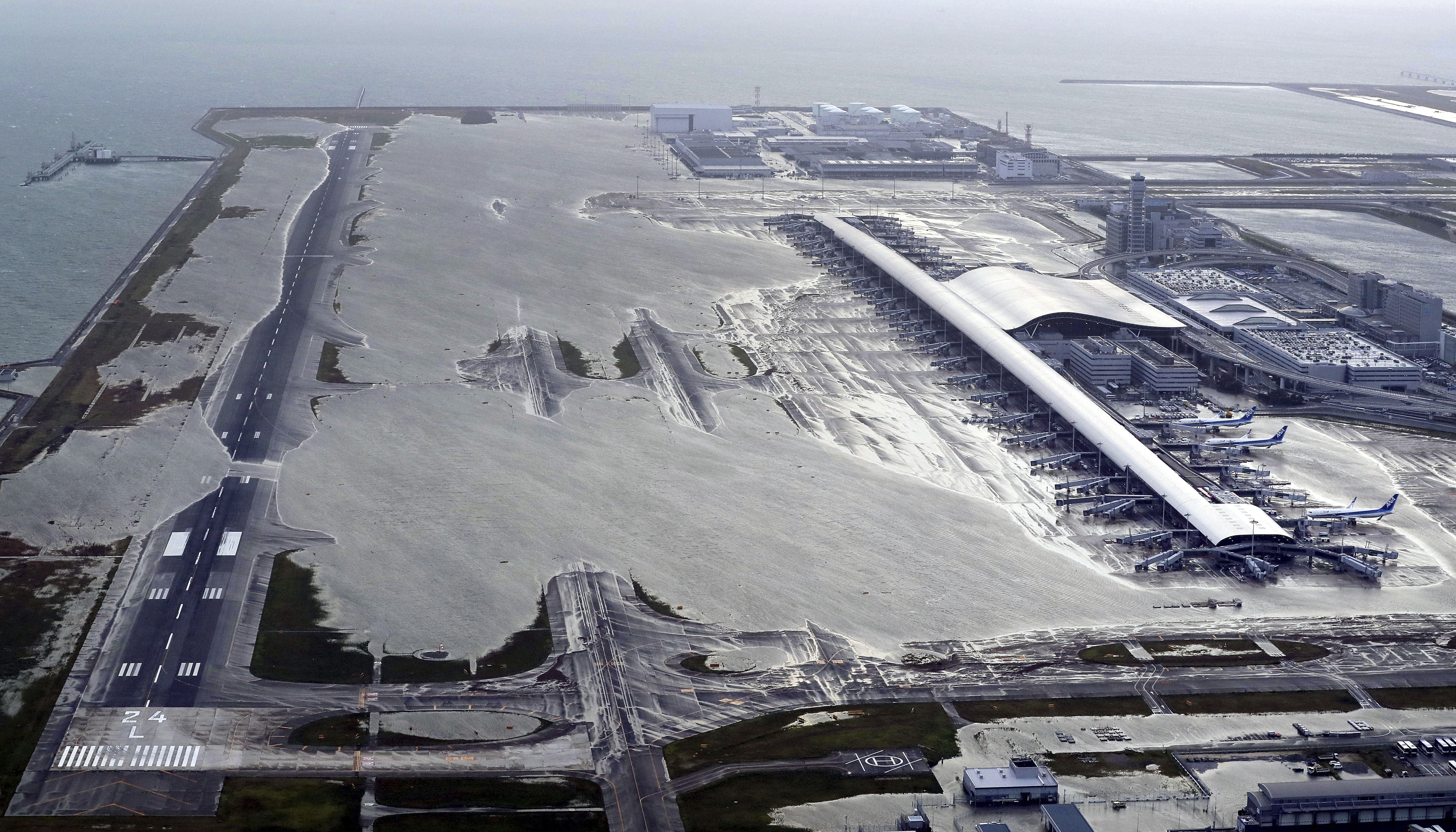 El aeropuerto de Kansai  en Osaka sufrió los estragos del tifón. (Kentaro Ikushima/Mainichi Newspaper via AP)