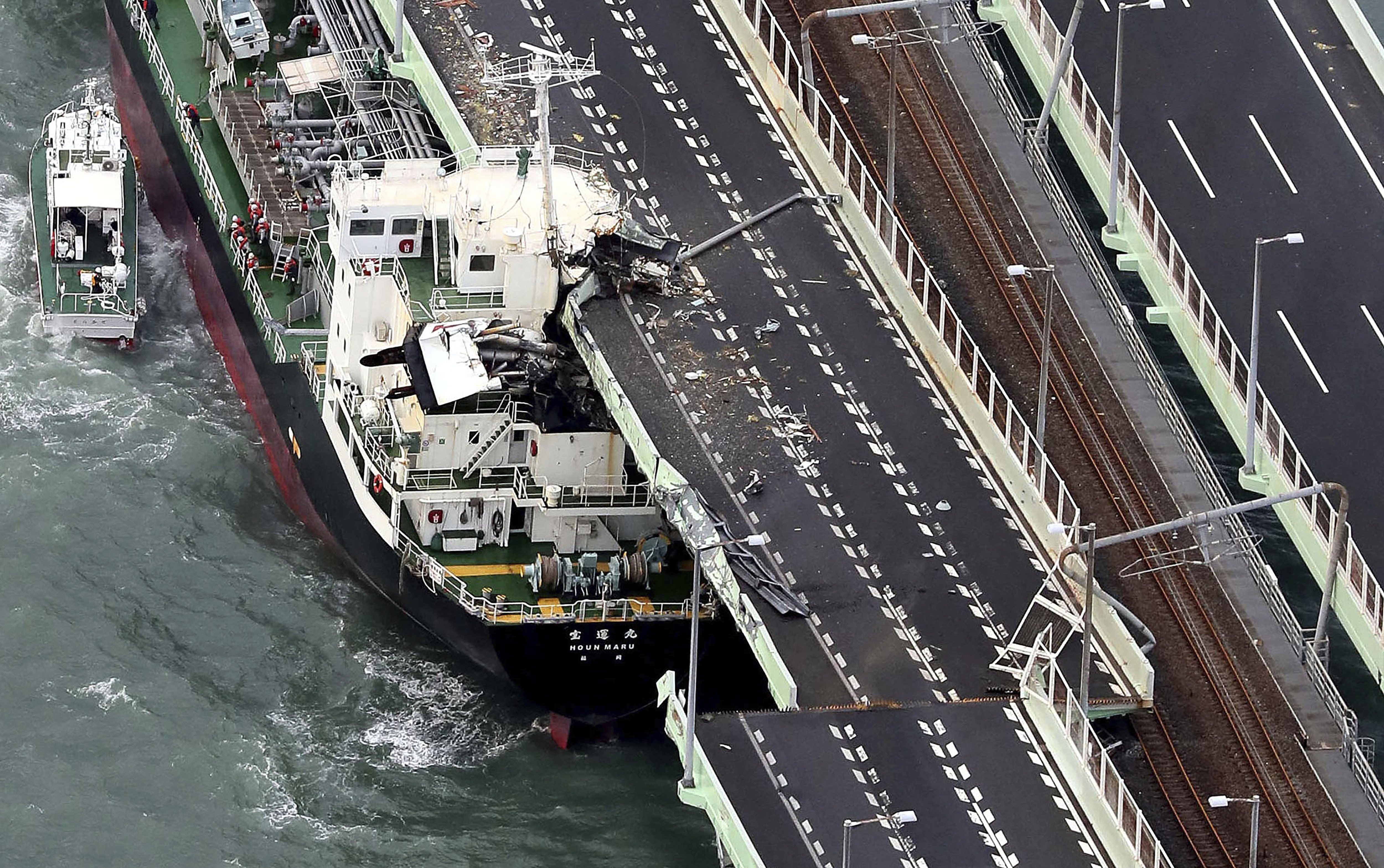 Un buque se estrelló contra un puente en la ciudad de Osaka. (Kentaro Ikushima/Mainichi Newspaper via AP)