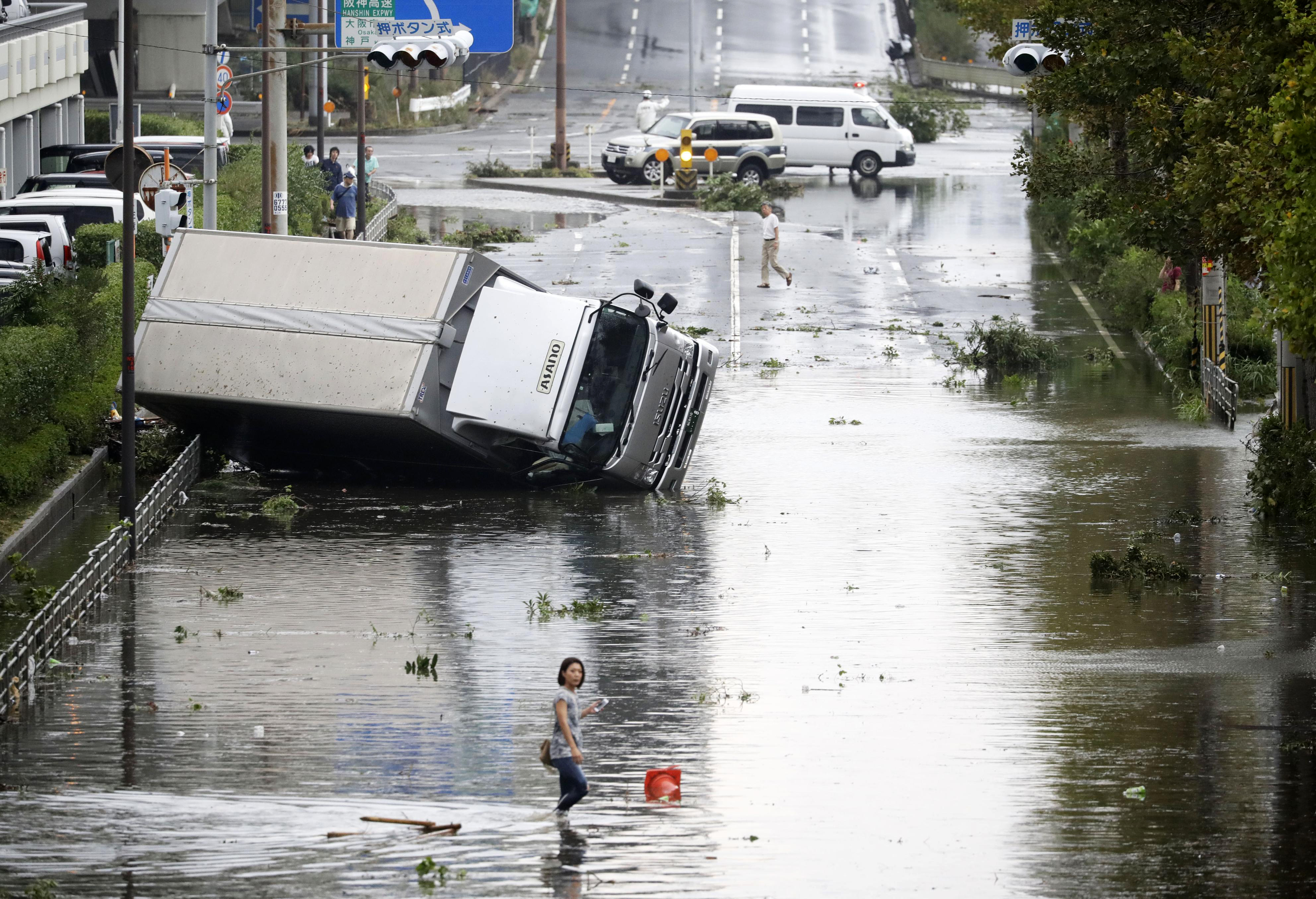 La ciudad de Osaka fue una de las más afectadas. (Kota Endo/Kyodo News via AP)