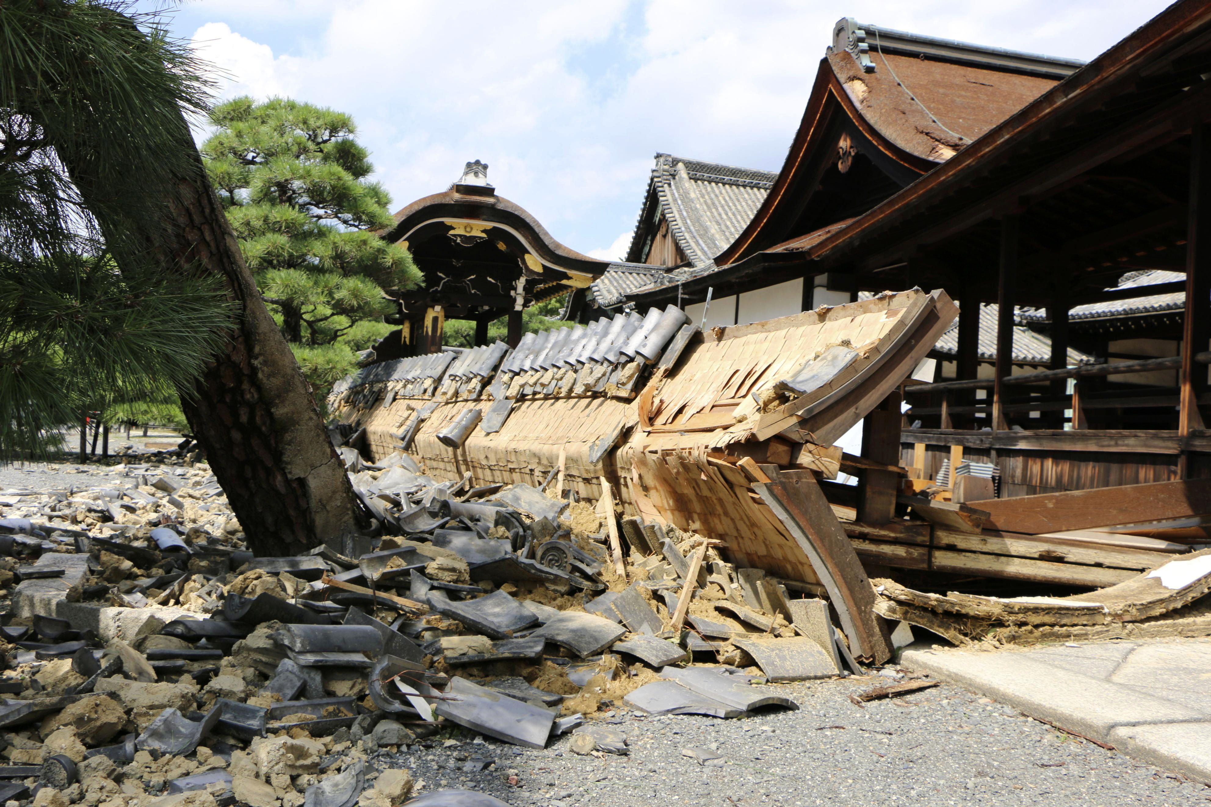 Un templo en Kyoto sufrió los embates del Tifón. (Kyodo News via AP)