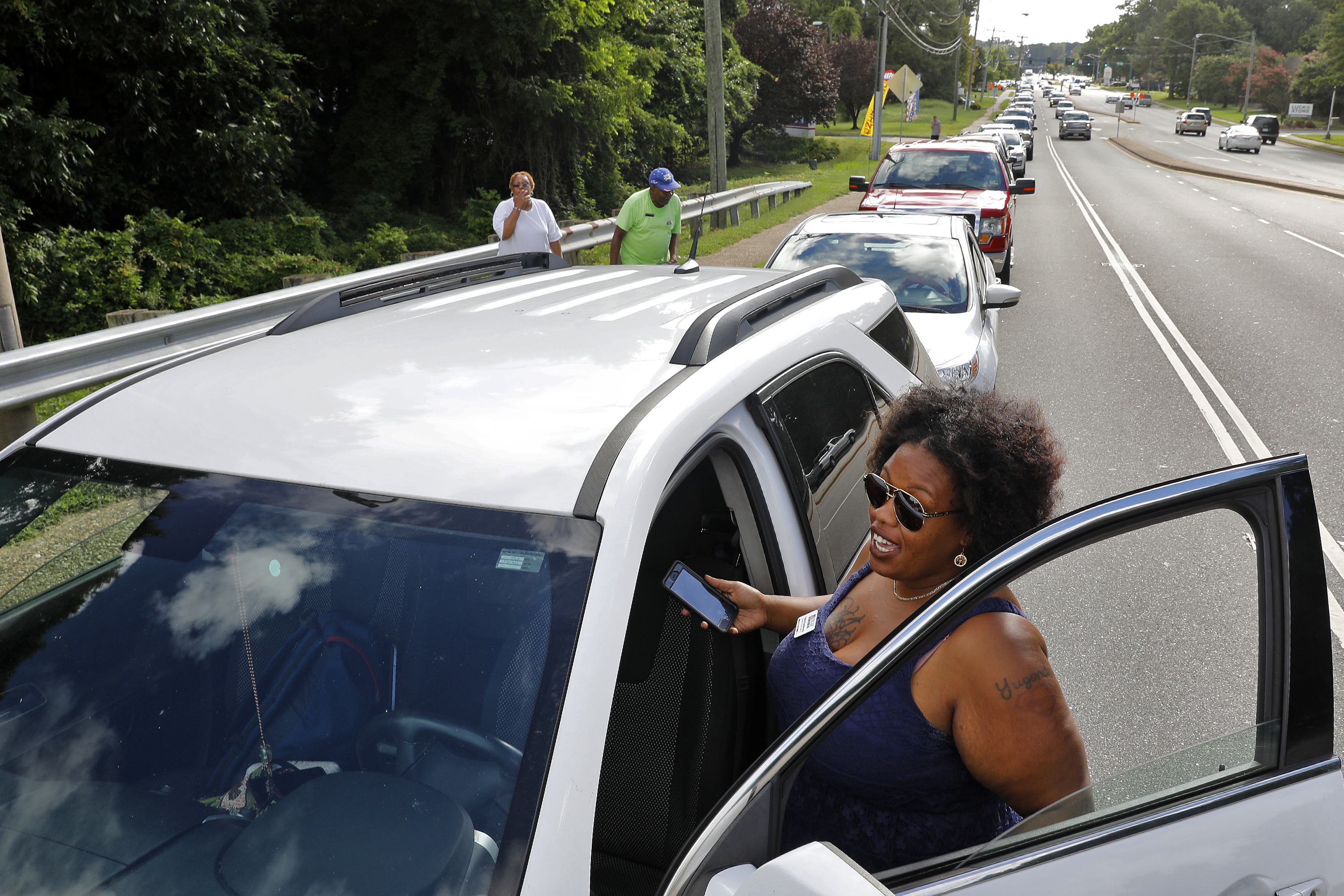 Miles de personas intentan evacuar una zona en Carolina del Norte. (Jonathon Gruenke/The Daily Press via AP)