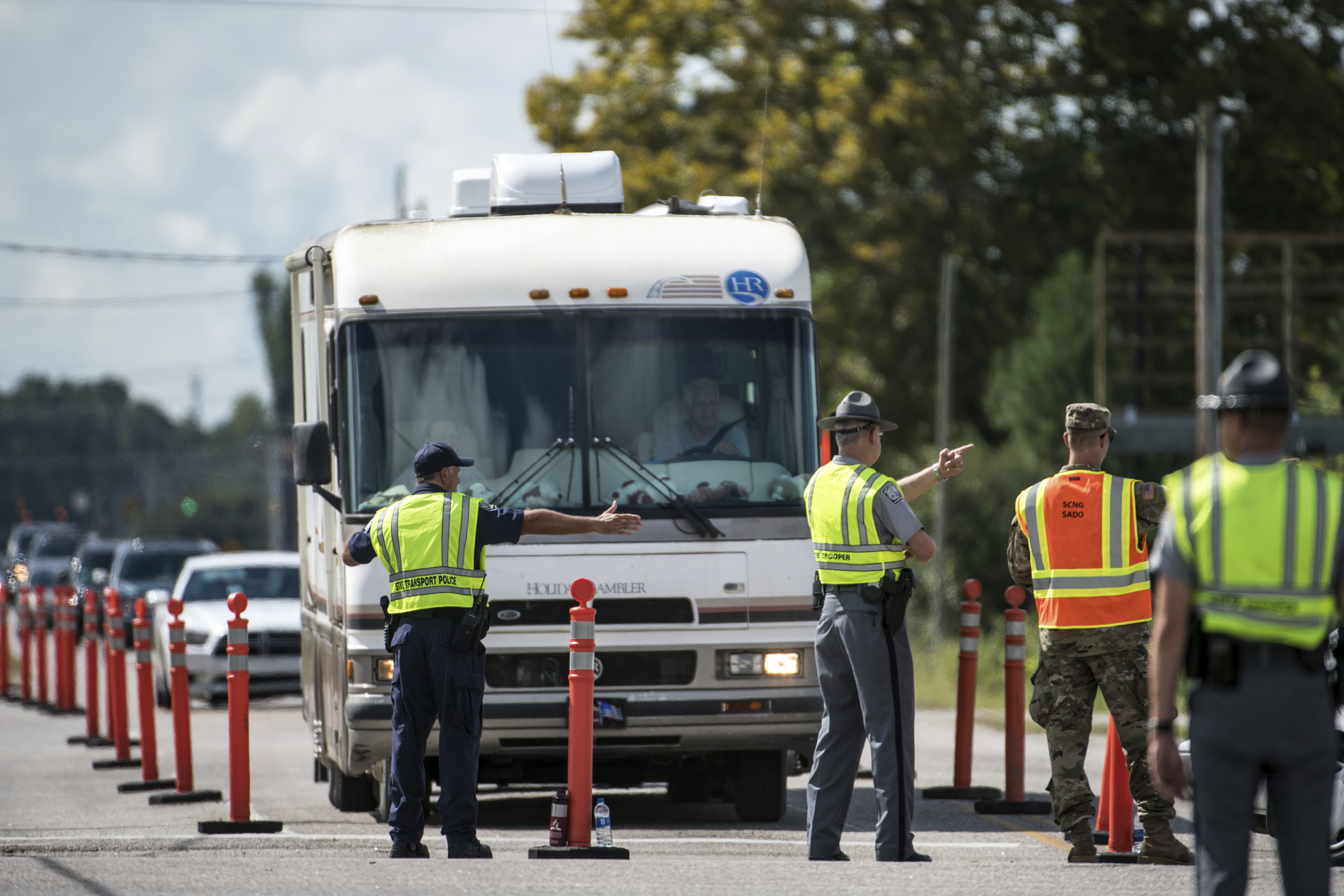 La Guardia Nacional ordena el tráfico en Carolina del Sur. (AP Photo/Sean Rayford)