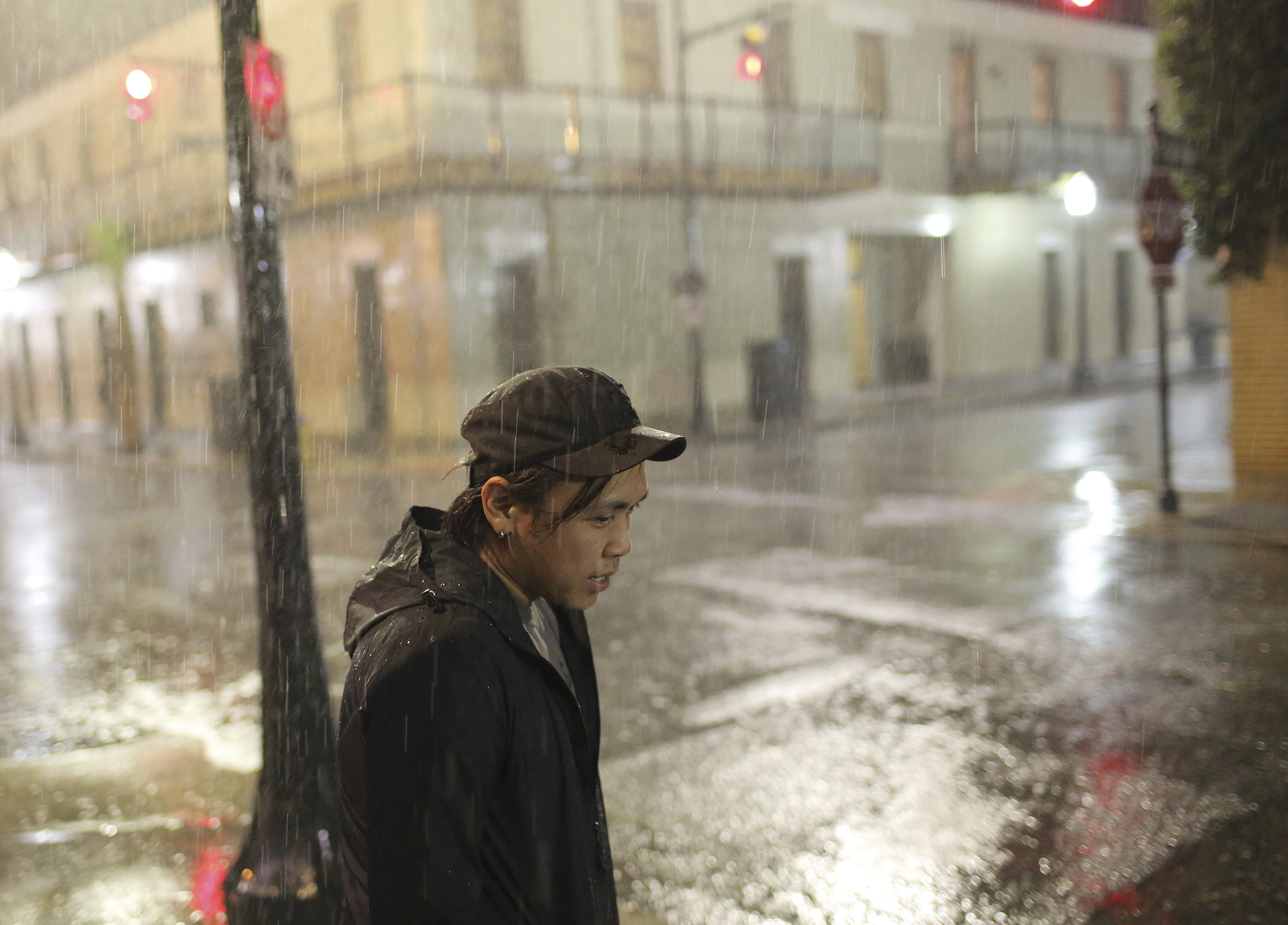 Un joven en la calle en Mobile, Alabama (AP/Dan Anderson)