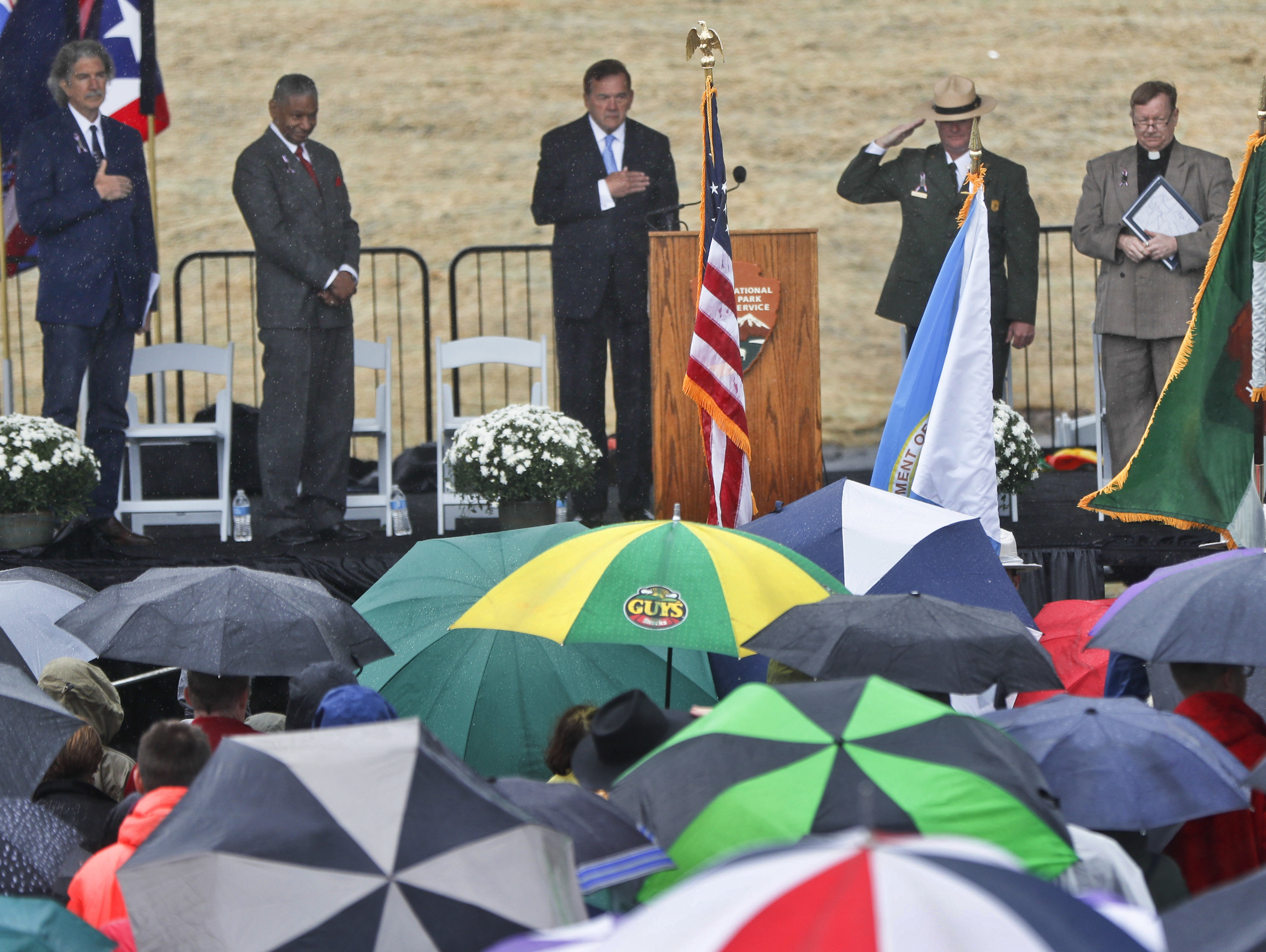 El reverendo Robert Way, Stephen Clark, superintendente del memorial, Tom Ridge, primer secretario de Seguridad Nacional y el gobernador de Pennsylvania Calvin E. Wilson, LeRoy Homer y el arquitecto Paul Murdoch .(AP Photo/Keith Srakocic)