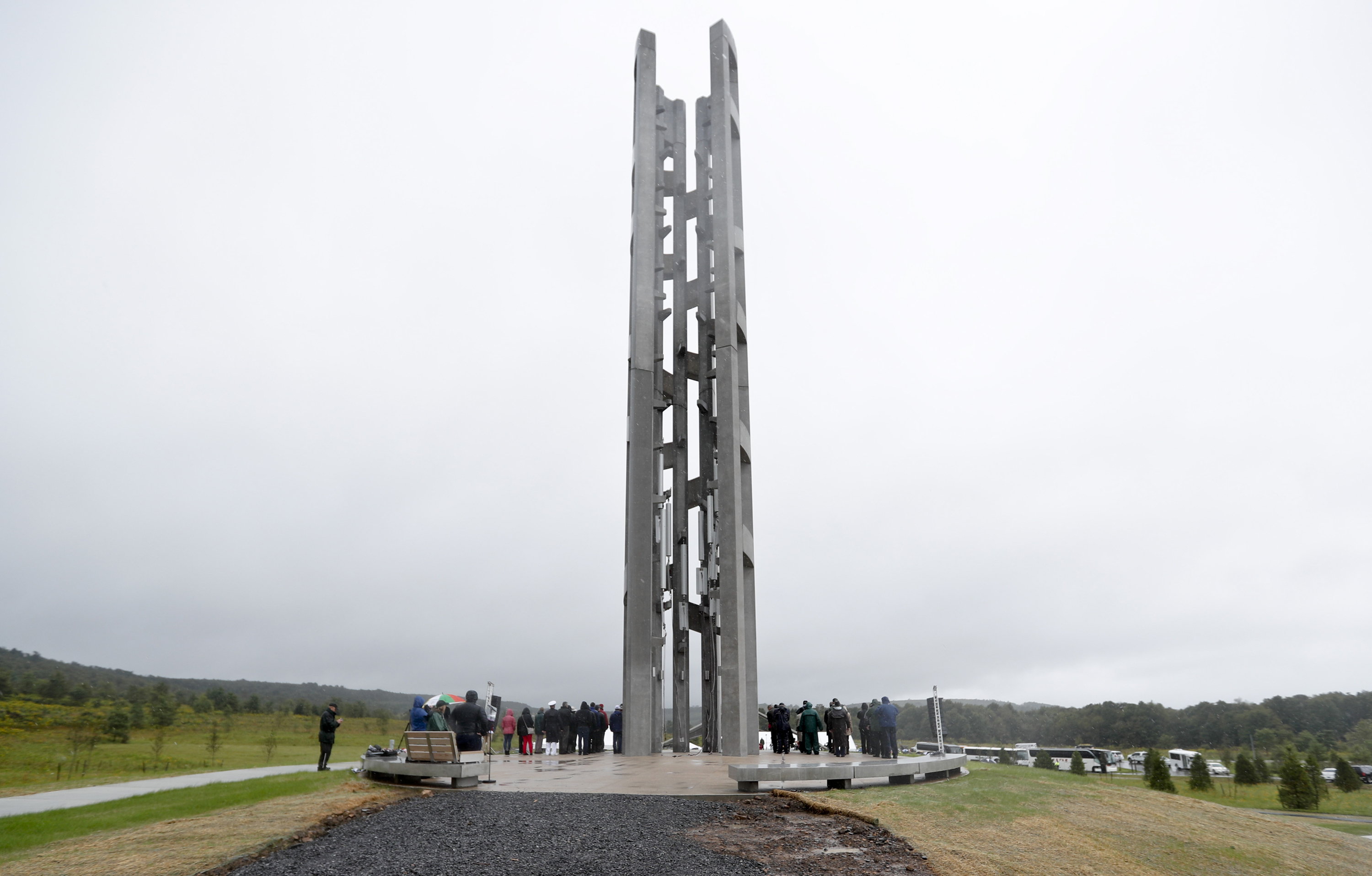 Varias personas asisten a la inauguración de la Torre de las Voces, de 28 metros (93 pies) de altura el domingo 9 de septiembre de 2018, en Shanksville, Pensilvania, dedicada a los pasajeros y miembros de la tripulación del Vuelo 93 que enfrentaron a aerosecuestradores durante los ataques terroristas del 11 de septiembre de 2001. El monumento fue erigido donde cayó la aeronave. (AP Foto/Keith Srakocic, Pool)