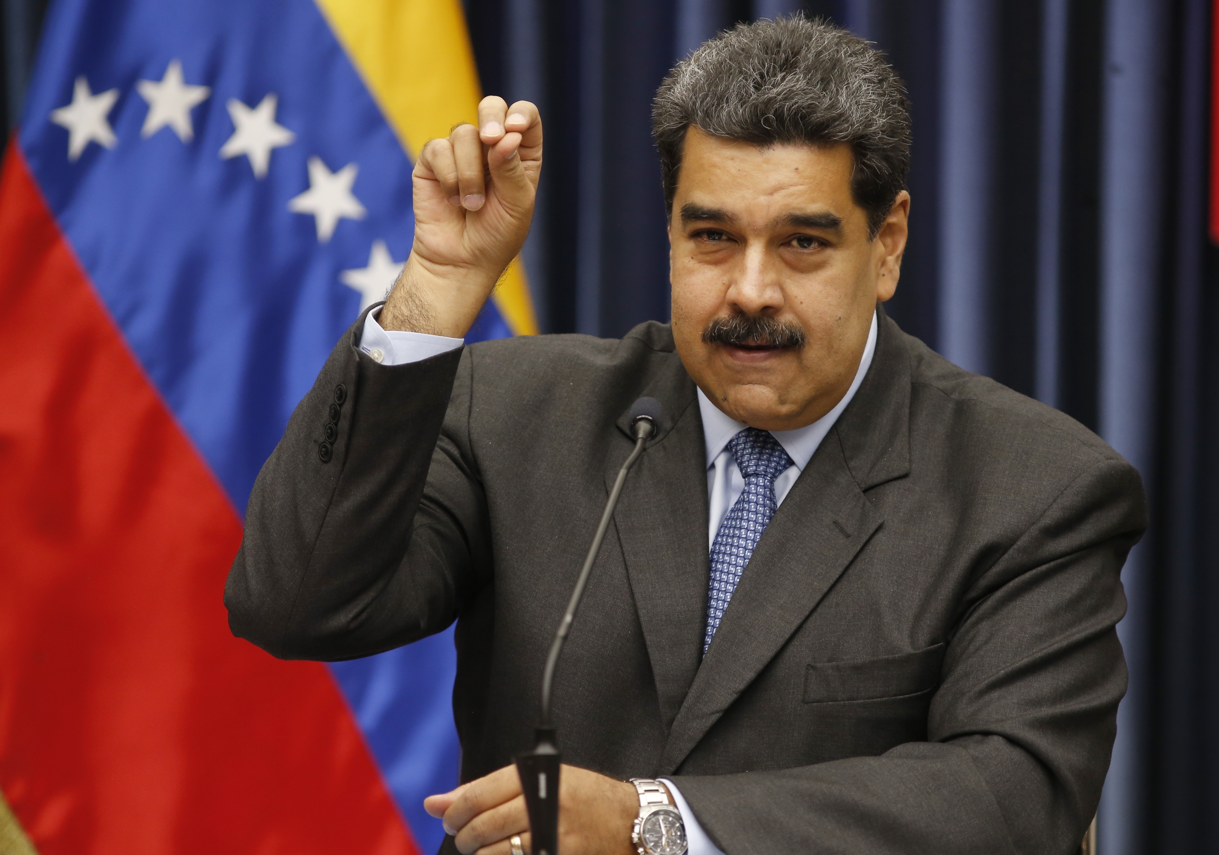 El presidente venezolano Nicolás Maduro imita la famosa técnica Salt Bae del chef turco Nusret Gokce durante una conferencia de prensa en el Palacio Presidencial de Miraflores, en Caracas. (AP Foto/Ariana Cubillos)