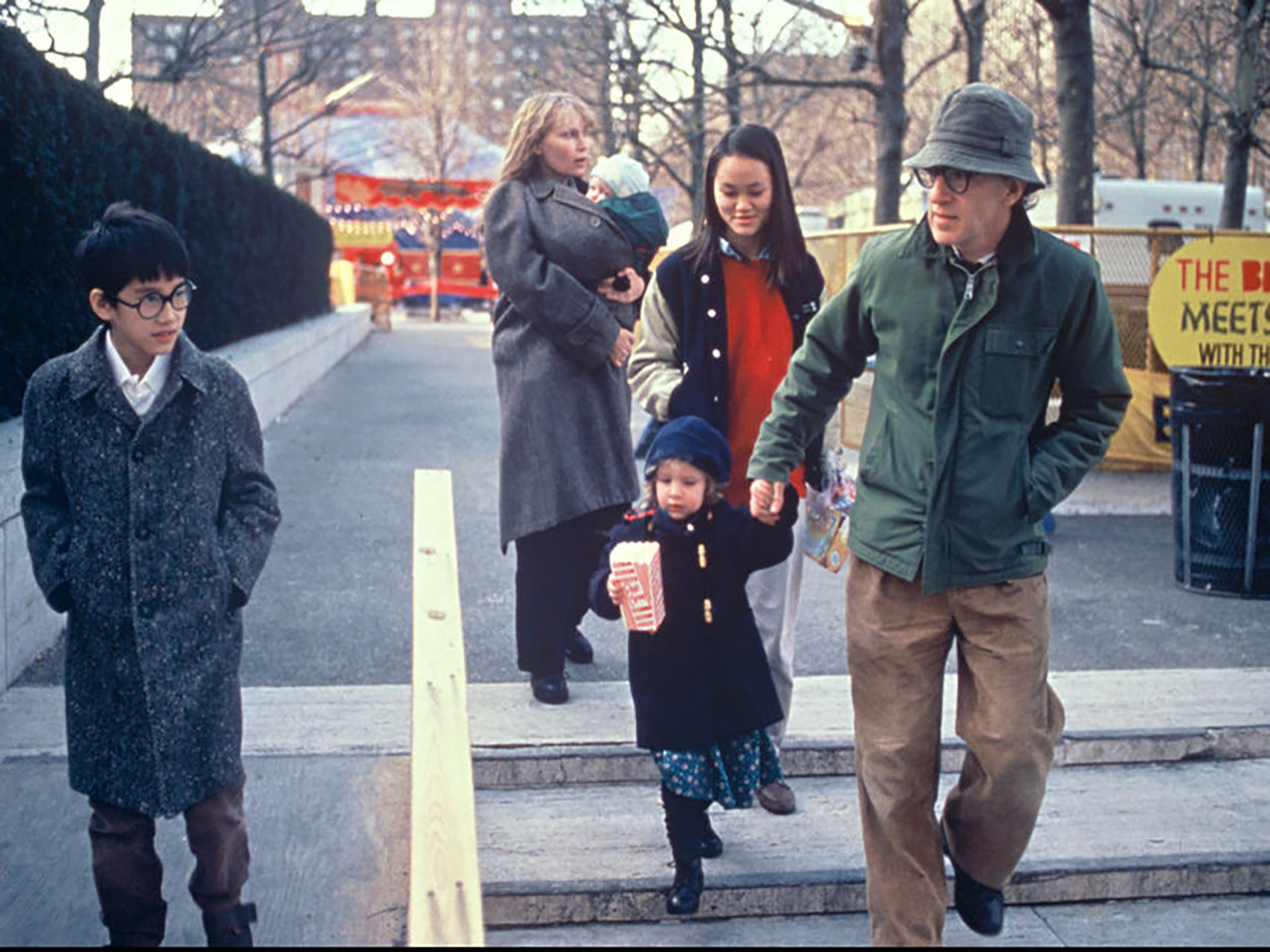 Woody Allen y Mia Farrow con sus hijos en Nueva York en una foto de 1989. De izquierda a derecha: Moses Farrow, Mia Farrow con en brazo a su hijo Ronan (quien años más tarde, devenido periodista del New Yorker, destaparía los abusos de Harvey Weinstein), Allen de la mano con Dylan y Soon-Yi Previn, otra hija adoptiva de Farrow quien se casaría con Allen