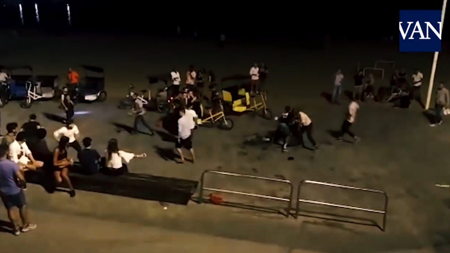 La brutal batalla campal entre conductores de bicitaxi en Barcelona |