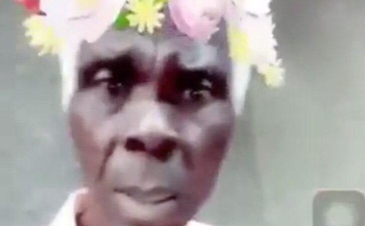 Tierno anciano intenta sacar filtro de Instagram de su cabeza. Falla y las flores vuelven a aparecer