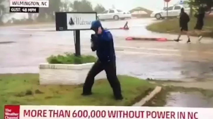 Periodista exagera durante el huracán Florence y queda en ridículo. Basta mirar a esos dos de atrás