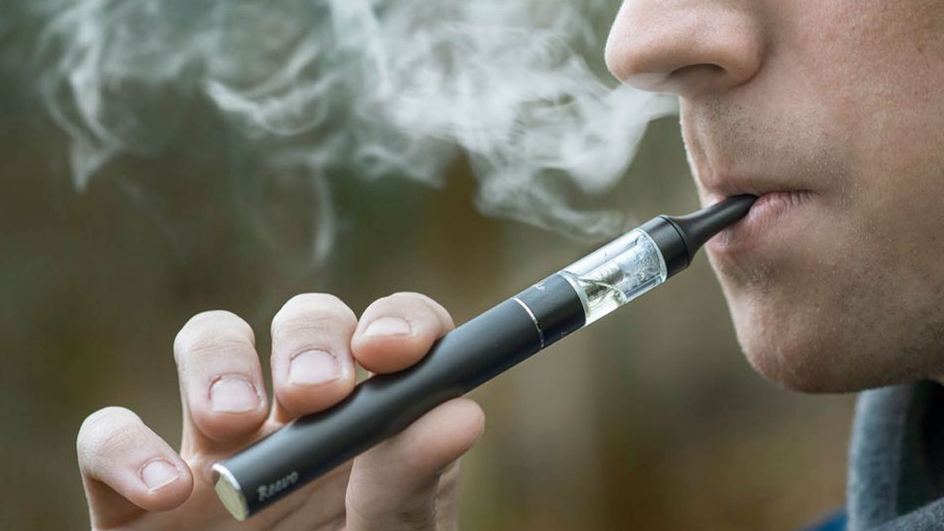 Varios estudios científicos han confirmado el peligro del uso de cigarrillos electrónicos o vaporizadores (iStock)