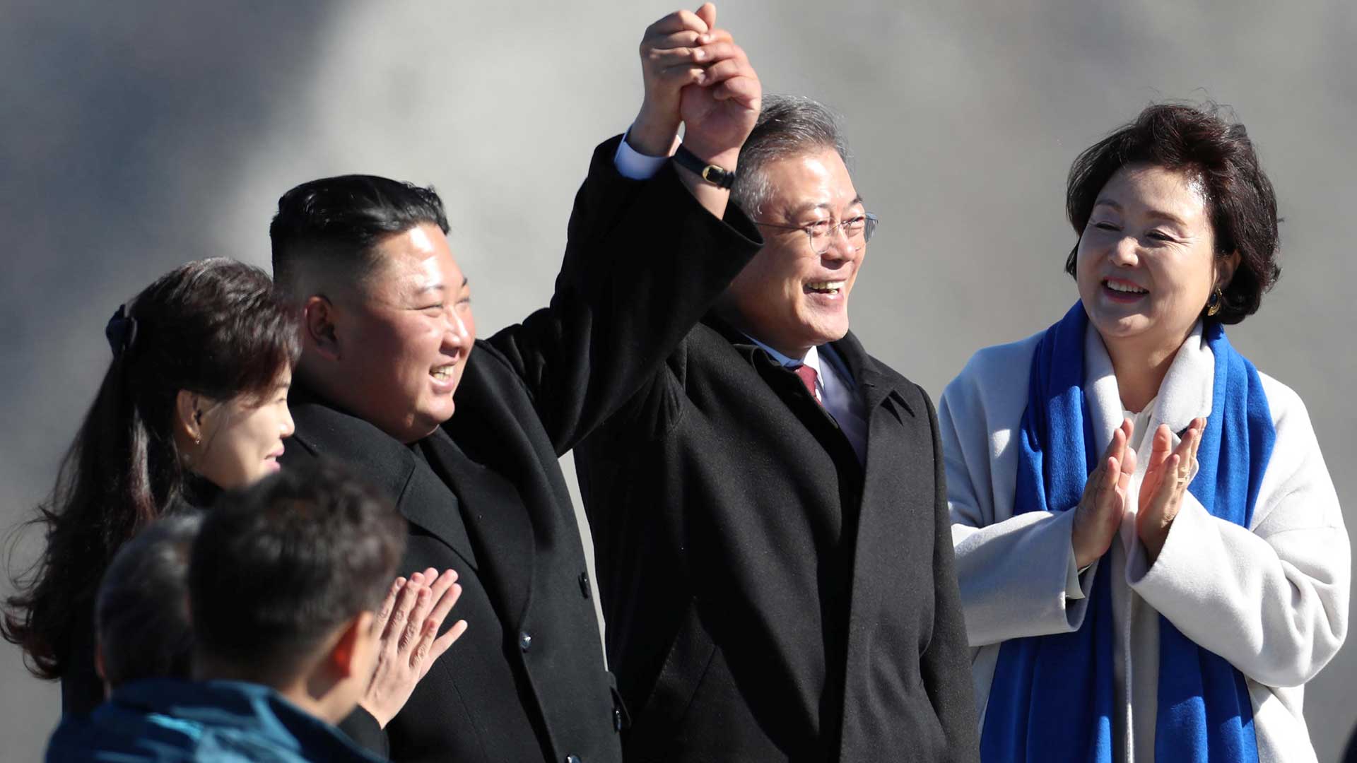 El presidente de Corea del Sur, Moon Jae-in, y el líder de Corea del Norte, Kim Jong Un, posan para fotografías en la cima del Monte Paektu, Corea del Norte, el 20 de septiembre de 2018.(Reuters)