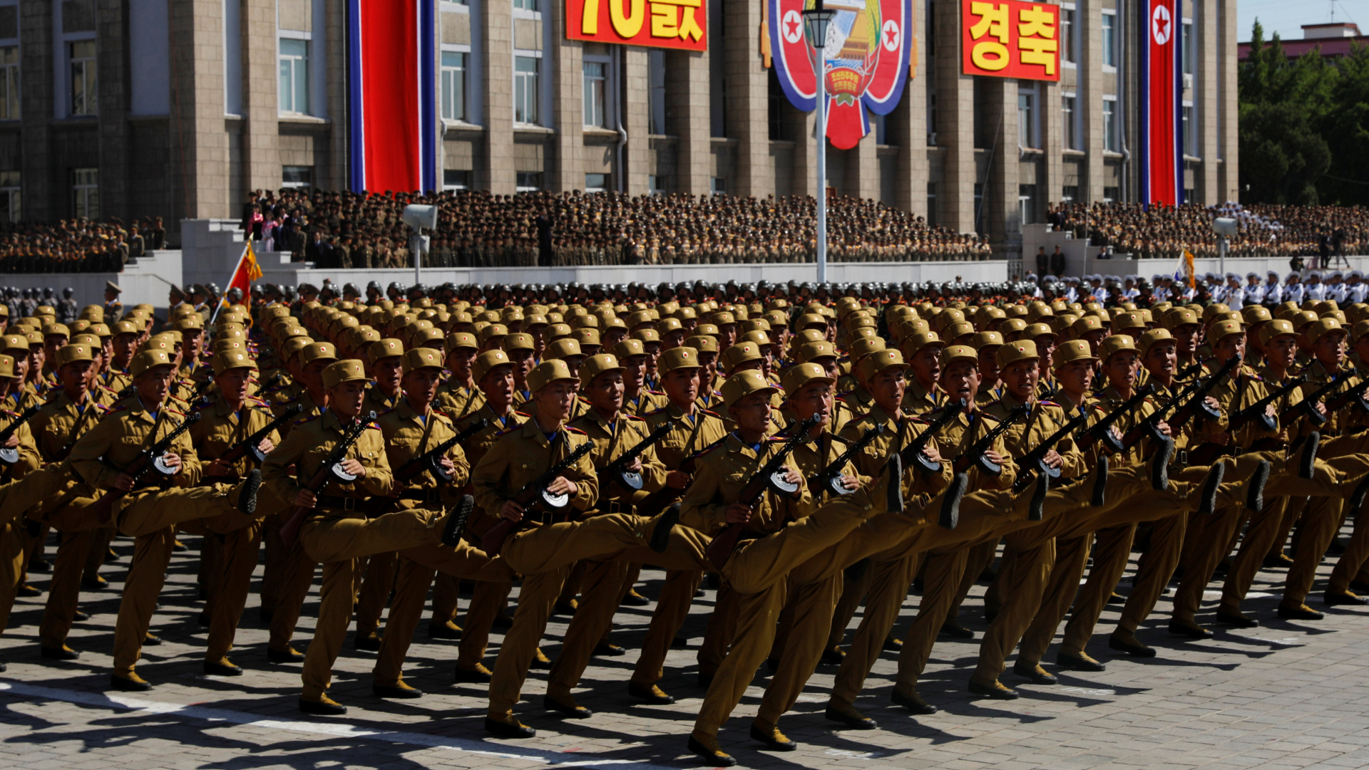 El régimen de Kim Jong-un celebró un histórico desfile militar sin misiles balísticos intercontinentales