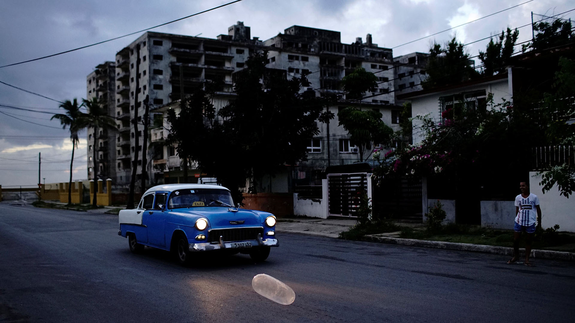 Un “almendrón” pasa junto a un condón inflado en una calle de La Habana. REUTERS/Alexandre Meneghini