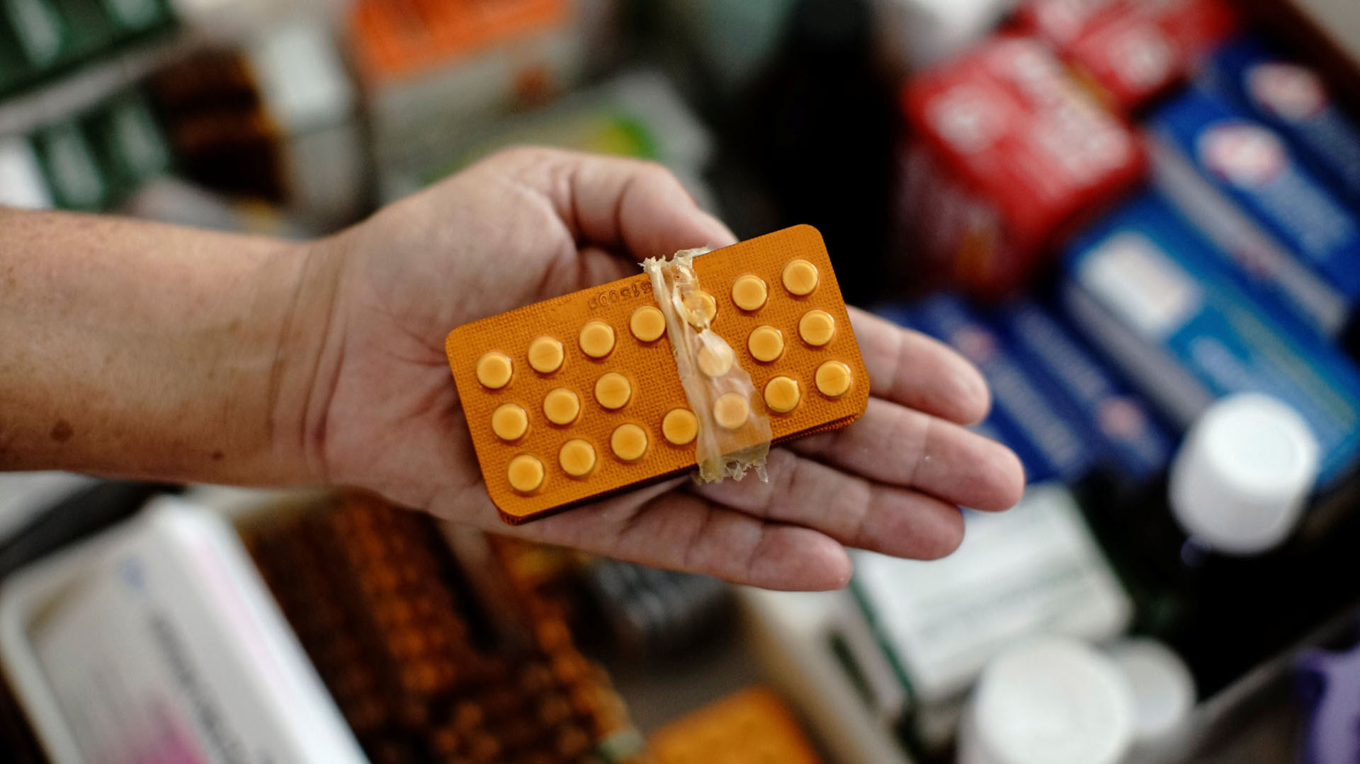 Los condones también son usados como gomas elásticas para sujetar medicamentos. REUTERS/Alexandre Meneghini