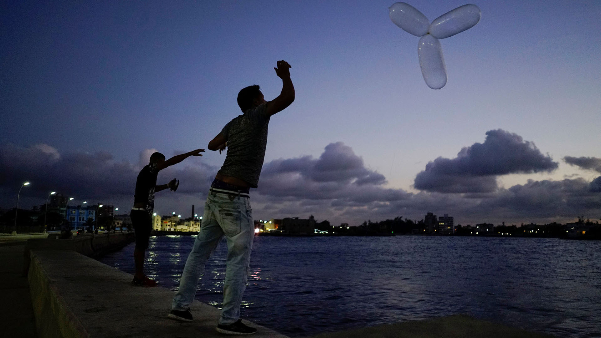 La “pesca con condón” permite a los pescadores alejar a la carnada de la costa y capturar peces más grandes. REUTERS/Alexandre Meneghini