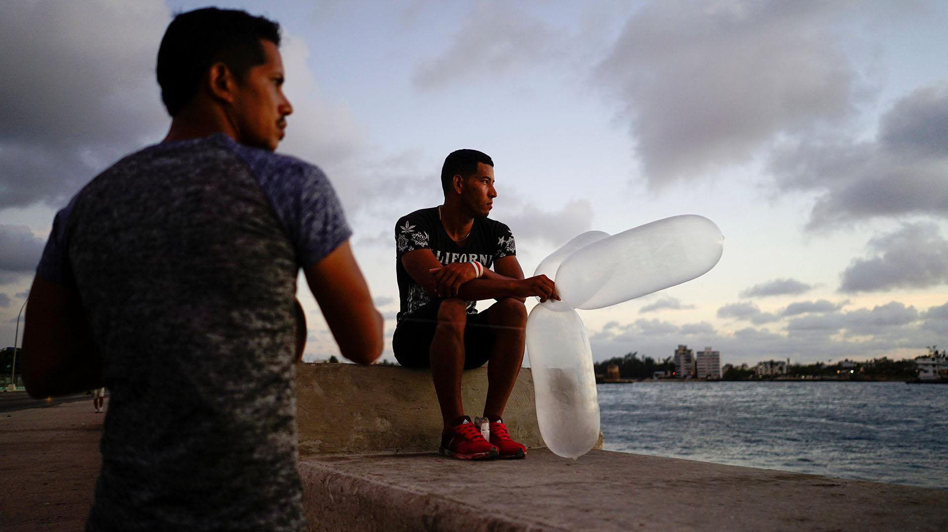 Un pescador y su colega se preparan para lanzar la carnada al mar. REUTERS/Alexandre Meneghini