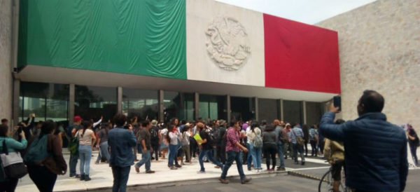 Estudiantes toman simbólicamente el Museo Nacional de Antropología