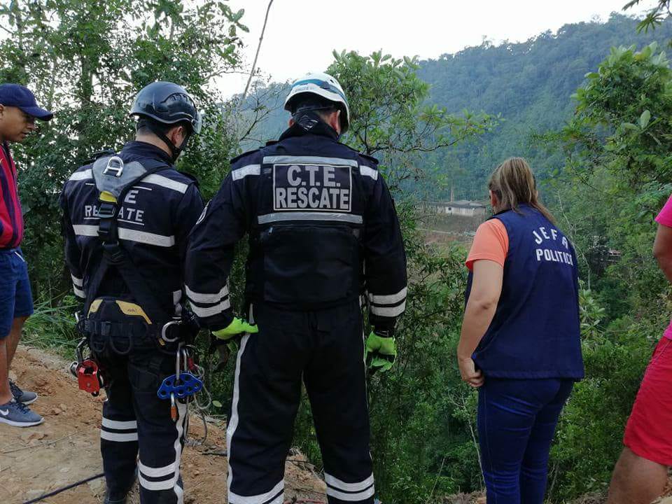 Soccoristas llegan al lugar del accidente. (@LuisValenzuelaT)