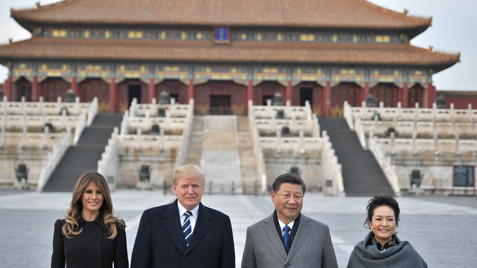 Donald Trump y Xi Jingping durante una visita a la Ciudad Prohibida de Beijing en noviembre de 2017 (AFP)