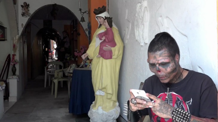 Tatuador colombiano se corta la nariz y las orejas para parecer una calavera (VIDEO)