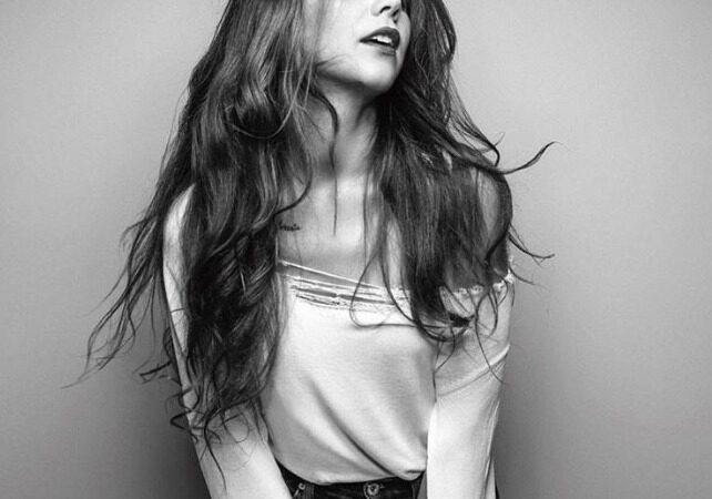 Lo que hace Camila Sodi ante beso de Mon Laferte y su ex