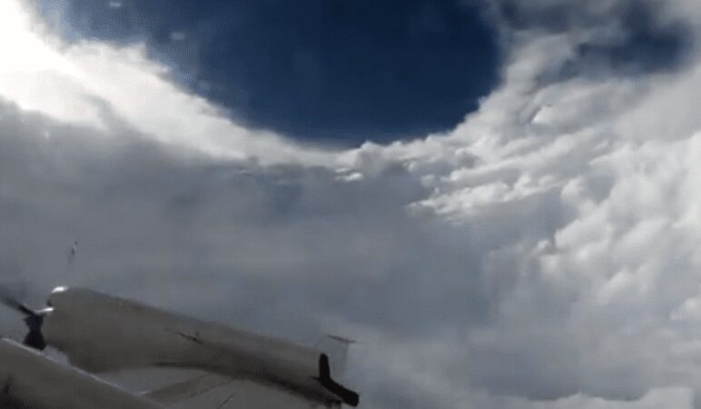 VÍDEO | Avión cazatormentas se mete al ojo del huracán Florence