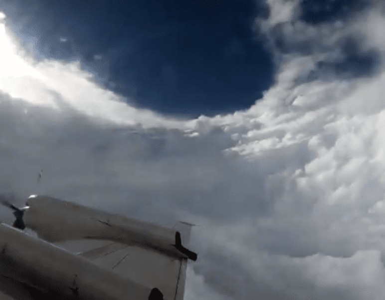 VÍDEO | Avión cazatormentas se mete al ojo del huracán Florence