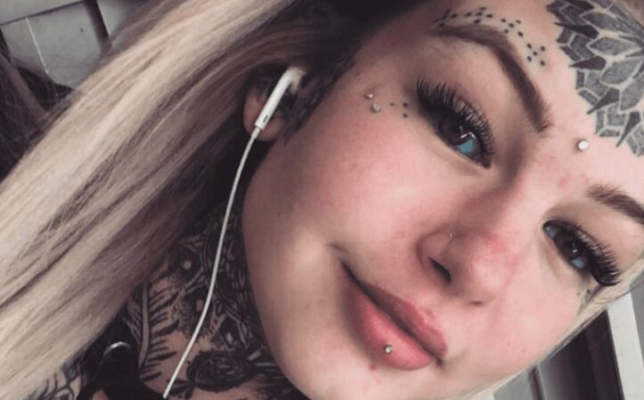 Así era la hermosa chica que decidió ser la “mujer serpiente”