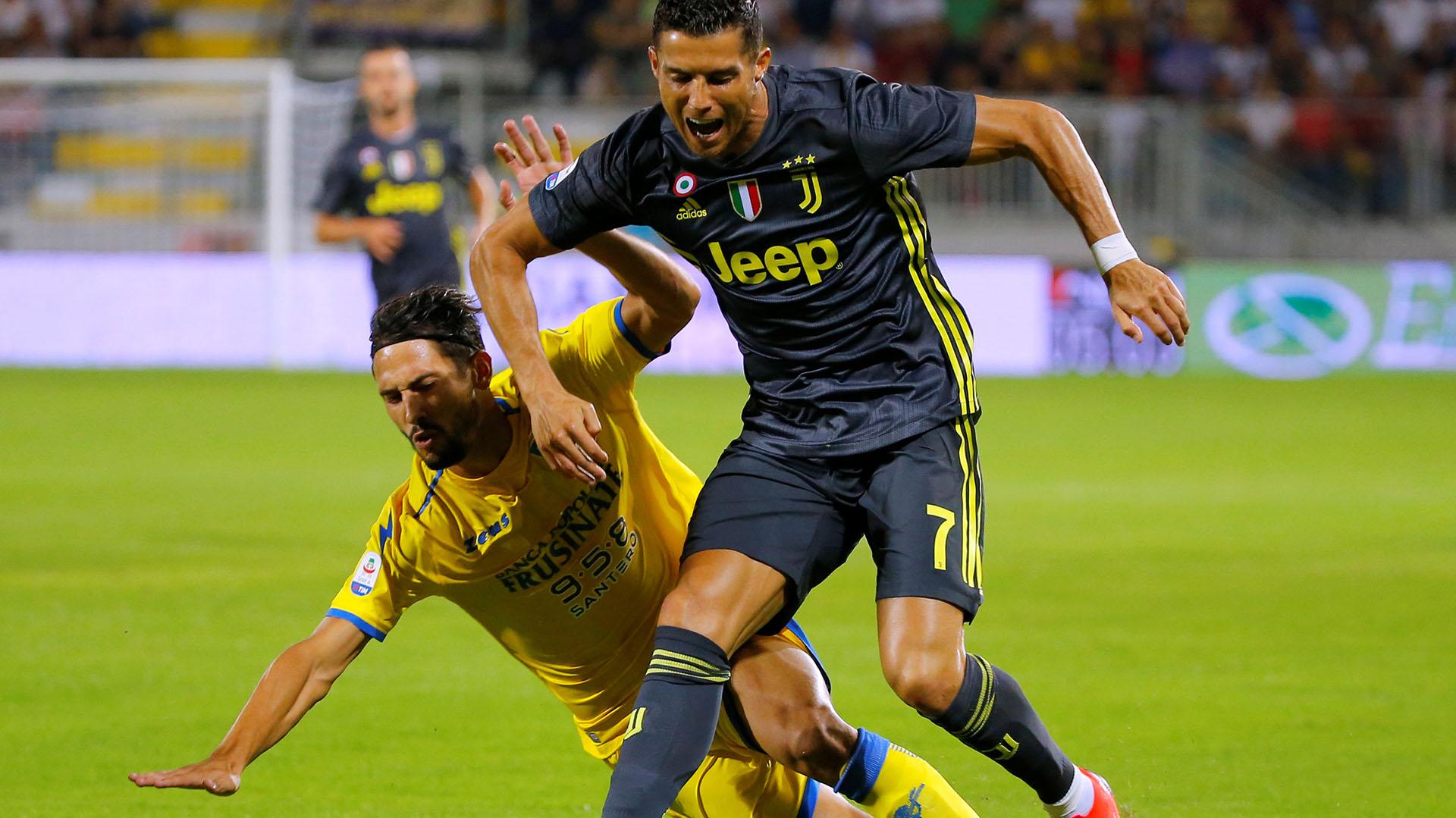 Soccer Football – Serie A – Frosinone v Juventus – Stadio Benito Stirpe, Frosinone, Italy – September 23, 2018   Juventus’ Cristiano Ronaldo in action with Frosinone’s Edoardo Goldaniga    REUTERS/Ciro De Luca