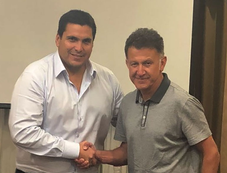 Robert Harrison, presidente de la Asociación Paraguaya de Fútbol, junto a Juan Carlos Osorio