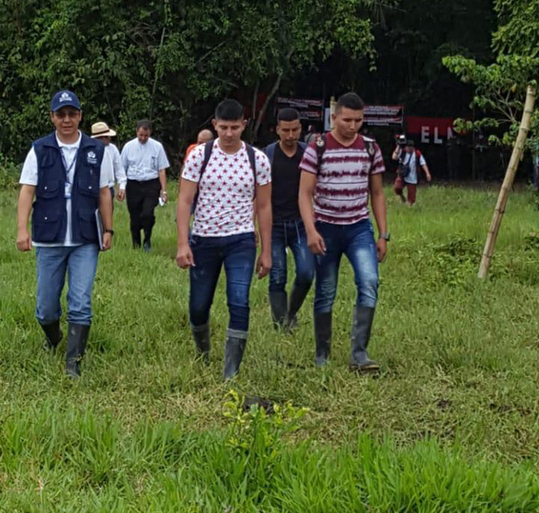 Los soldados colombianos abandonan el campamento de los guerrilleros del ELN (@DefensoriaCol)