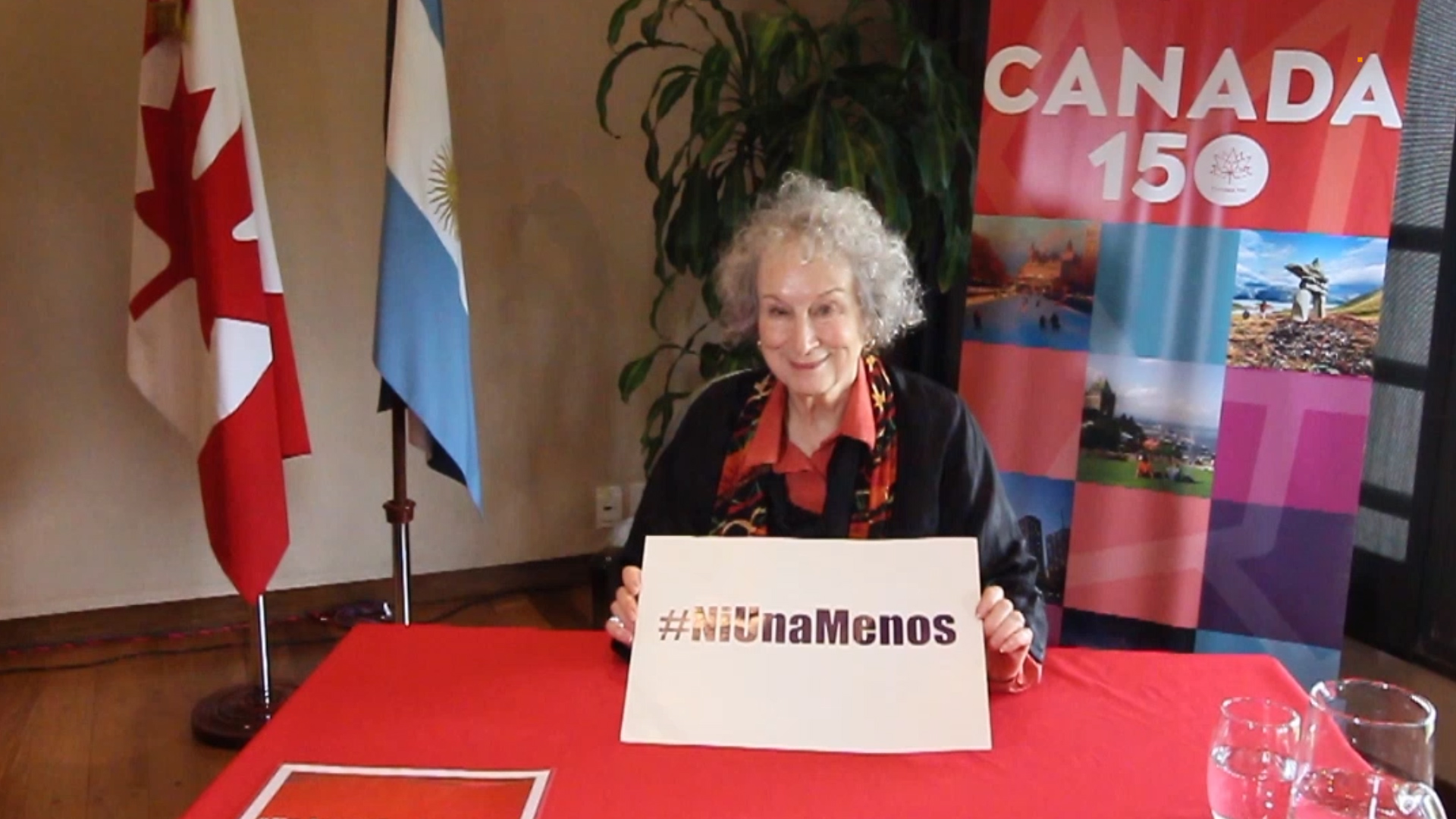 Margaret Atwood, en apoyo al movimiento Ni Una Menos, durante su última vista a Argentina