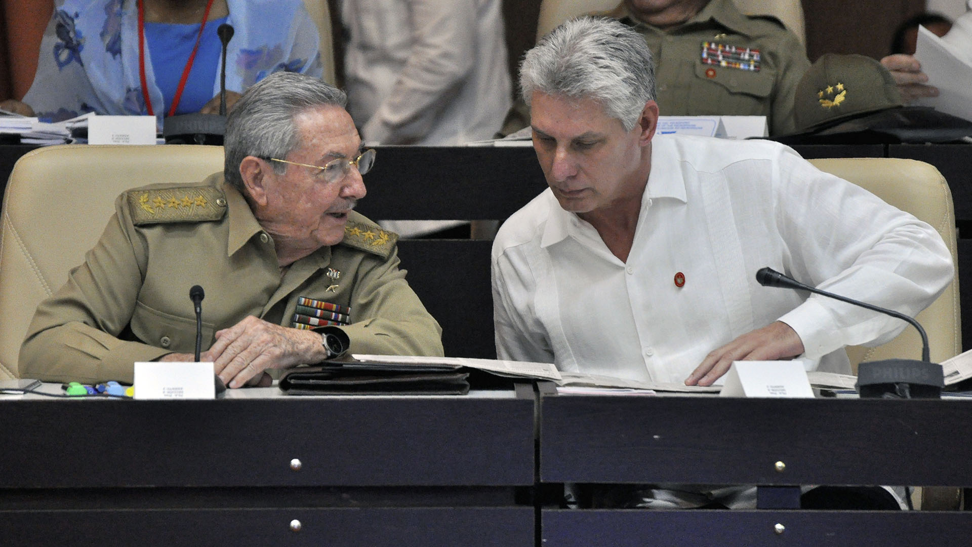 Miguel Díaz-Canel junto a Raúl Castro. (AFP)