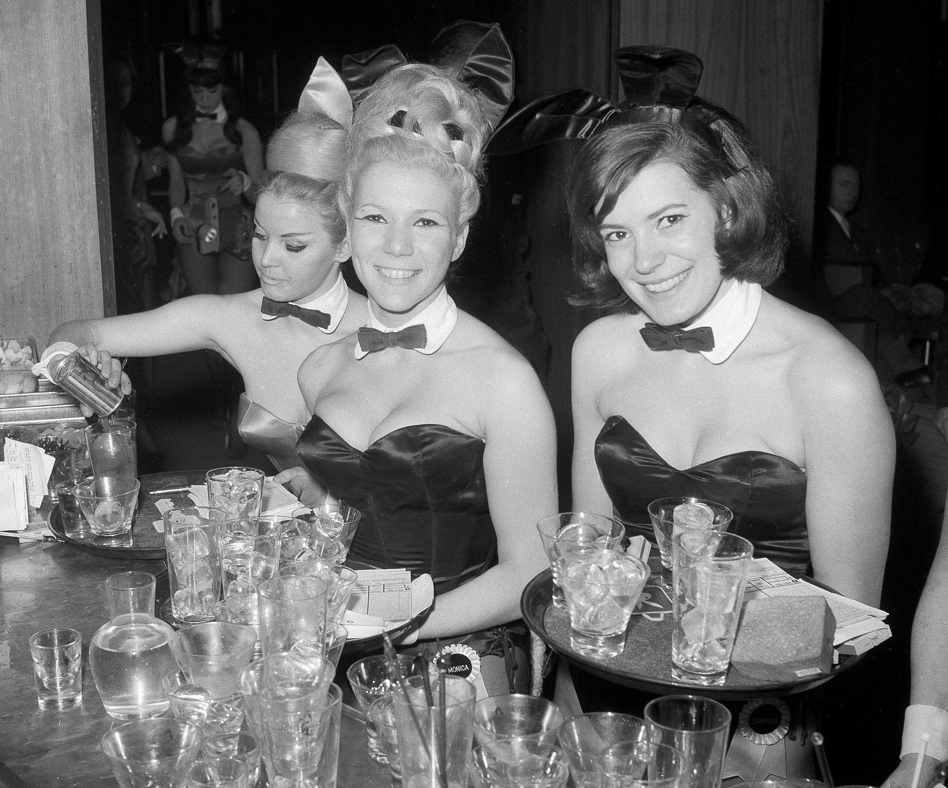 Erika Hellmann, Monicai Schaller y Sabrina Scharf sirven tragos en el Playboy Club de Manhattan el 15 de enero de 1963 (AP Photo/John Lent,)