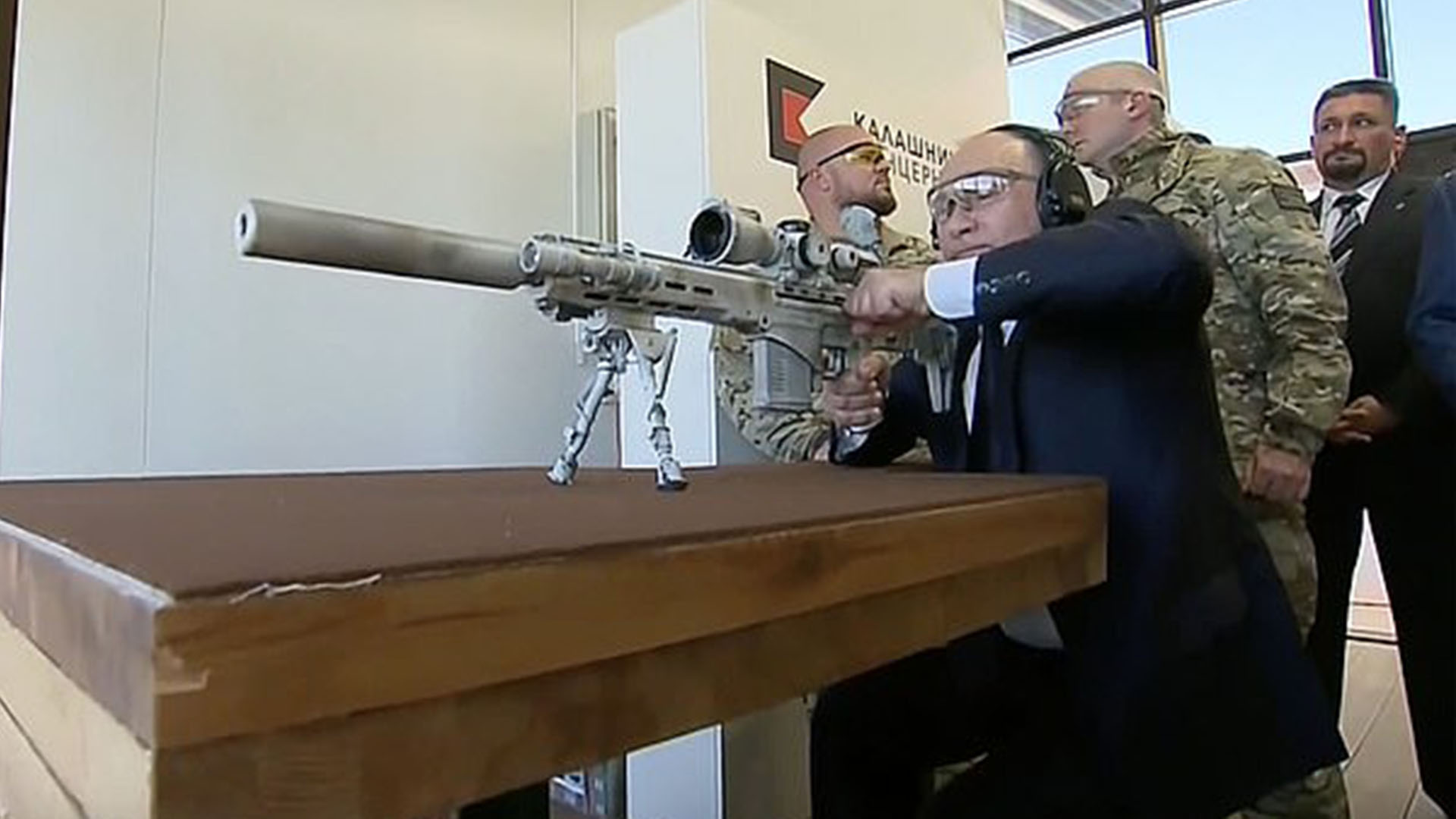 El video de Vladimir Putin disparando con un rifle de francotirador creado por Kalashnikov