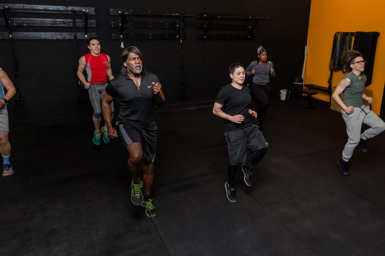 Las clases comienzan con la presentación del nombre y el género. (thequeergym.com)