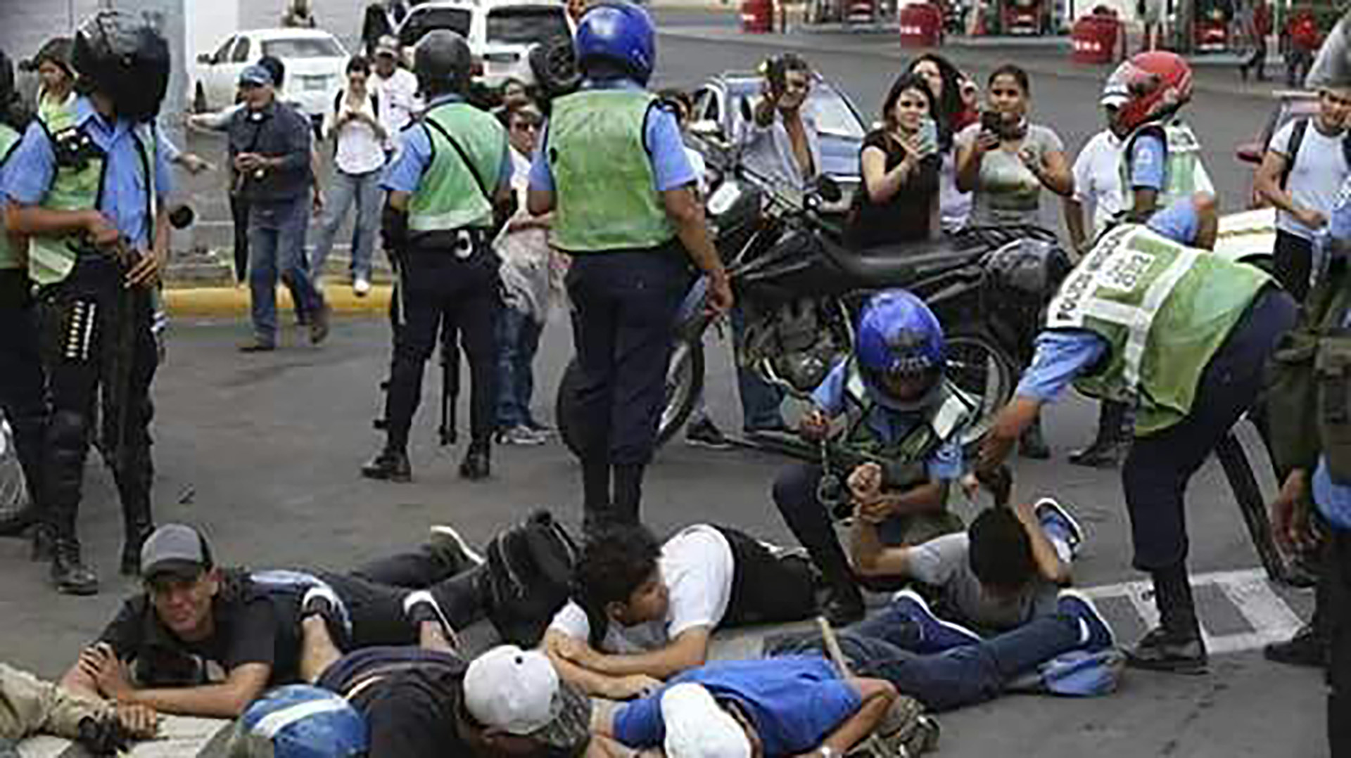 Jóvenes son capturados por la policía en las Nicaragua