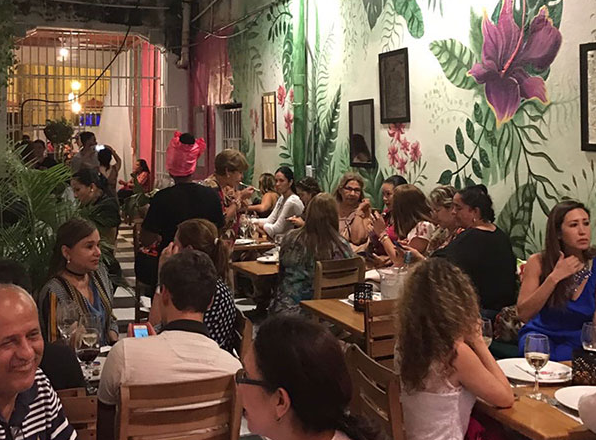 Interno, el restaurante de moda en Cartagena que funciona en una cárcel y en el que atienden mujeres presas