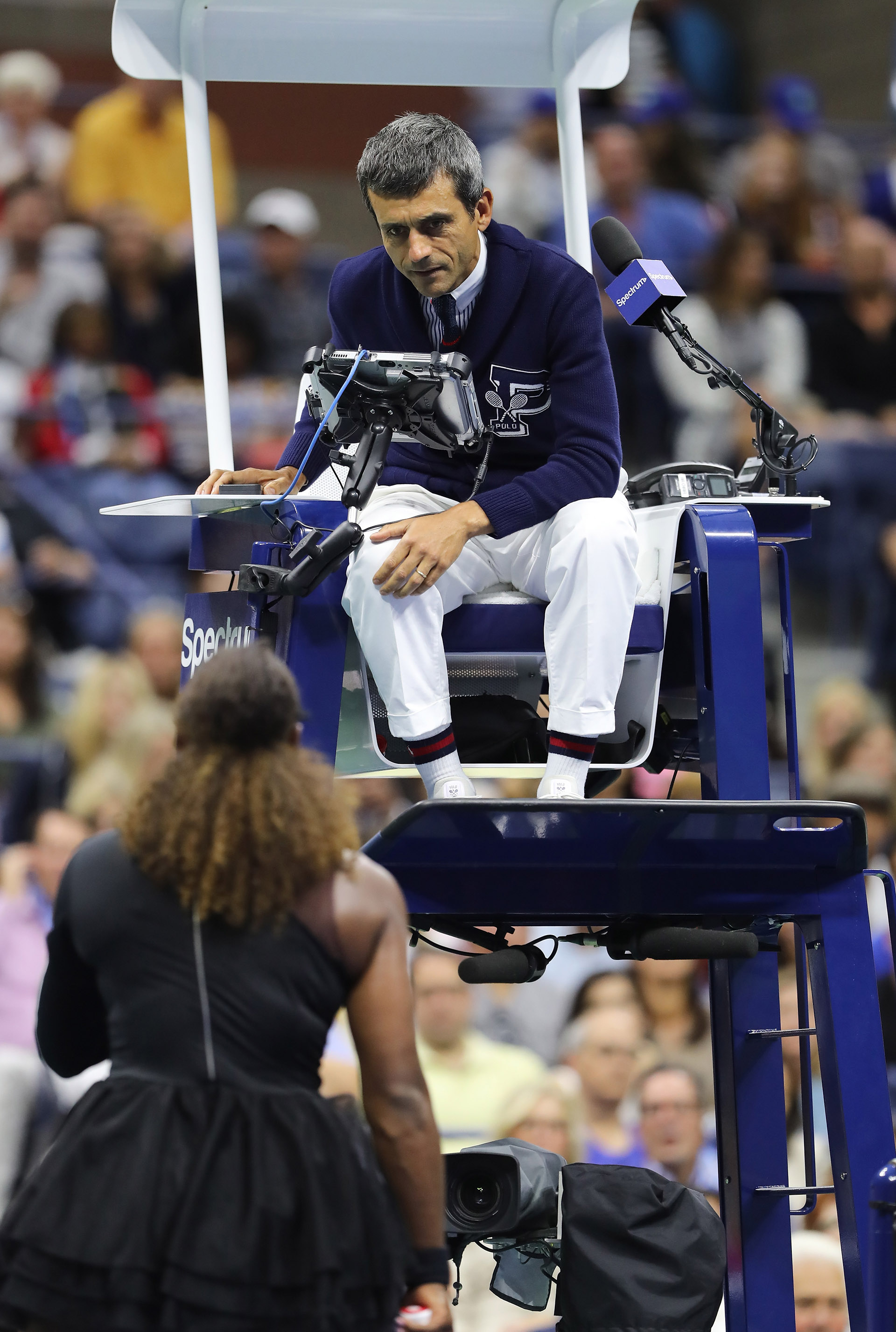 El árbitro Carlos Ramos atiende a los reclamos de Serena Williams (Reuters)