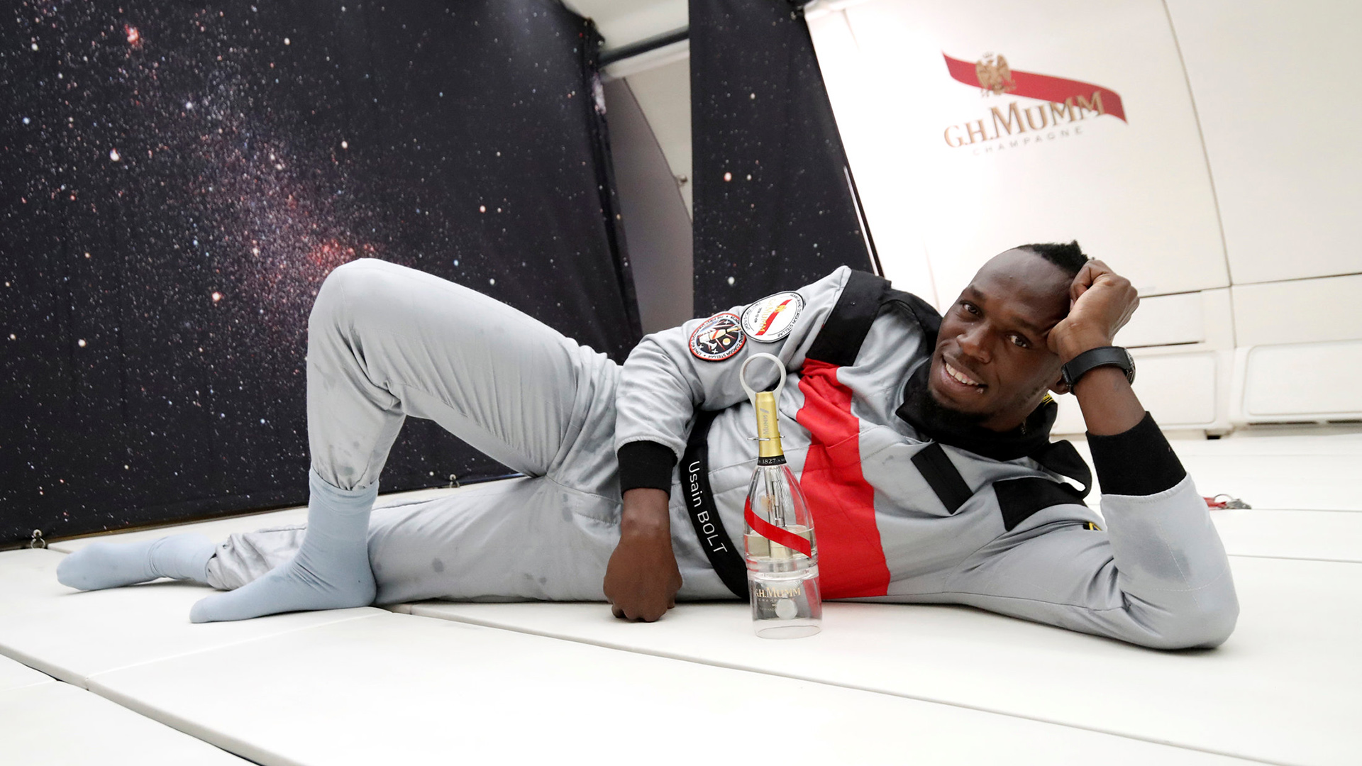 Usain Bolt posando previo a experimentar el sistema de gravedad cero (Reuters)