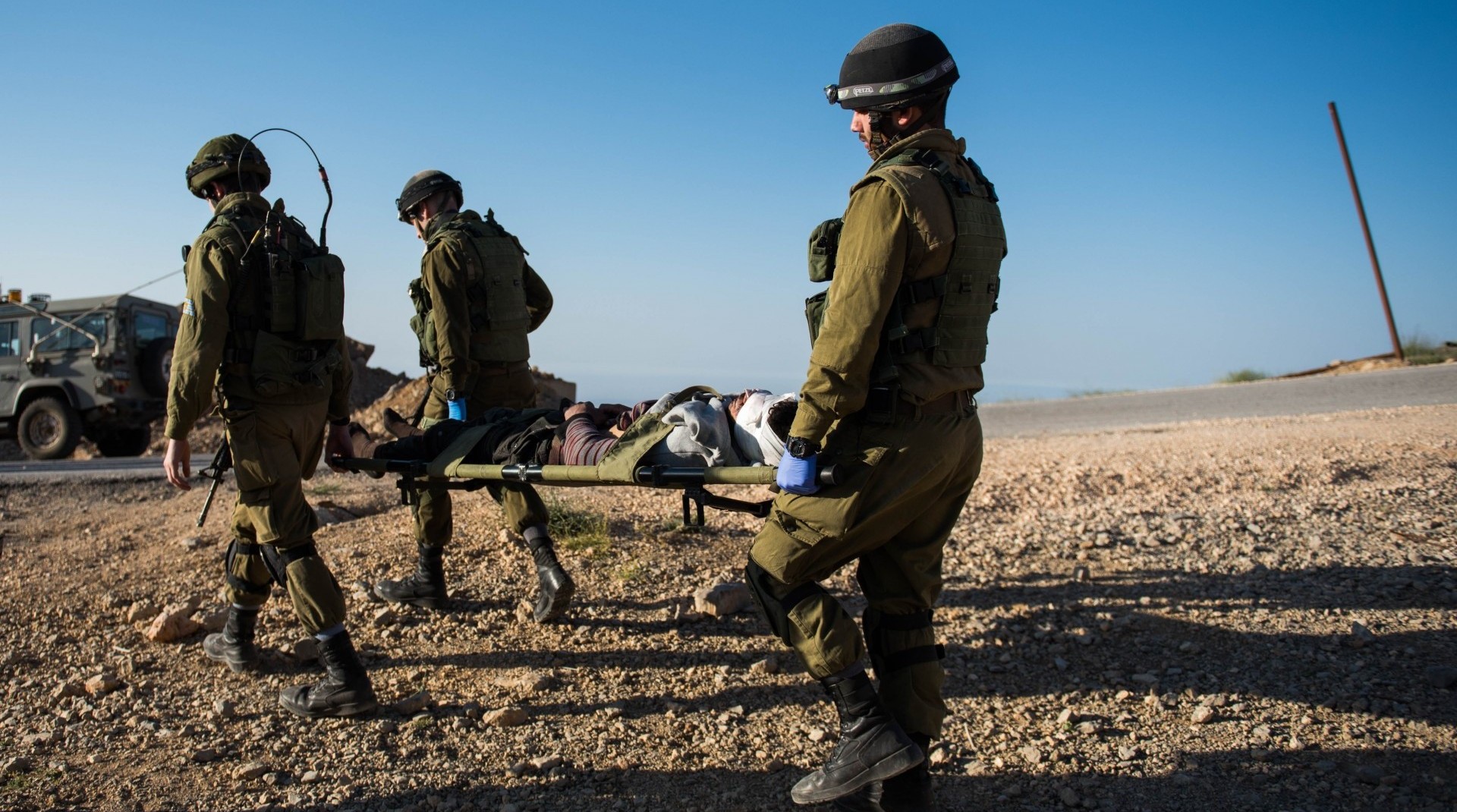 Tropas israelíes trasladan a un herido sirio