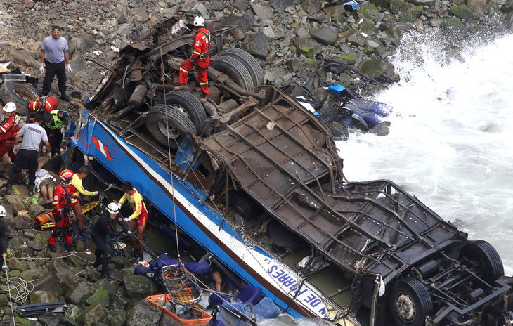 Trágico accidente en Perú: la caída de un bus en los Andes dejó 23 muertos