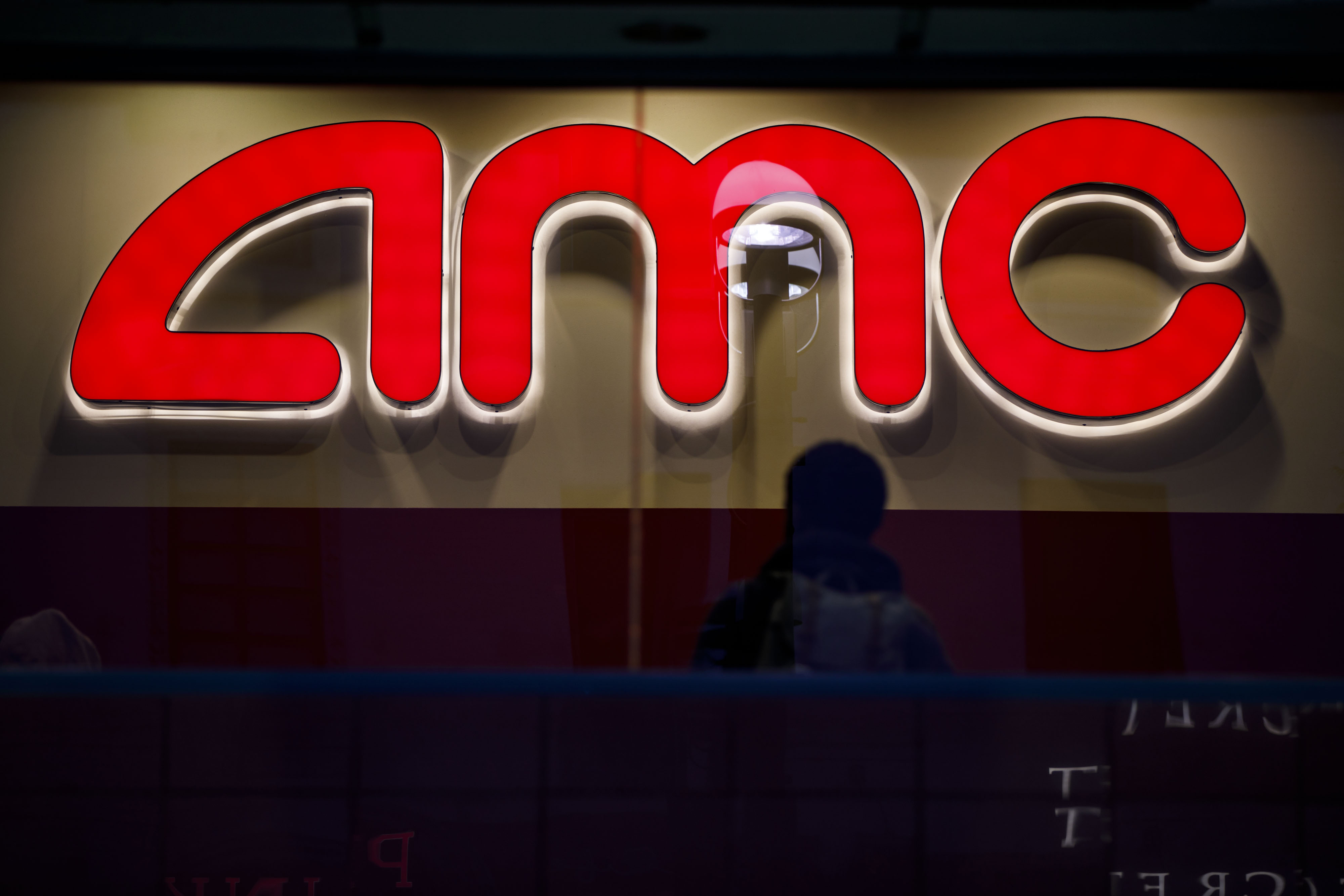 Un cartel de AMC Entertainment en una sala de cine de Santa Monica (Bloomberg / Patrick T. Fallon)