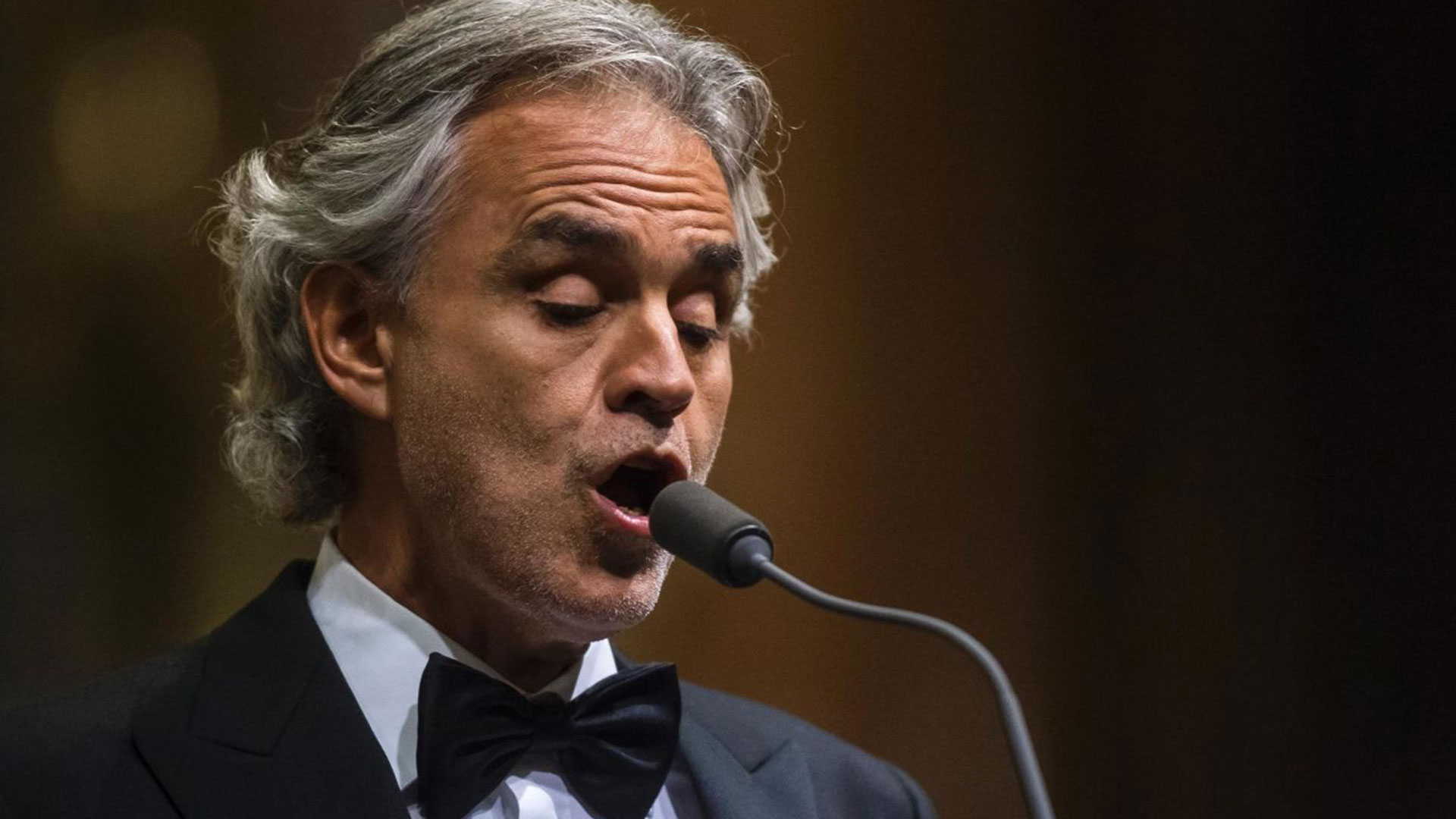 Andrea Bocelli lanzó "Fall on Me", el primer dueto que hace con su hijo Matteo